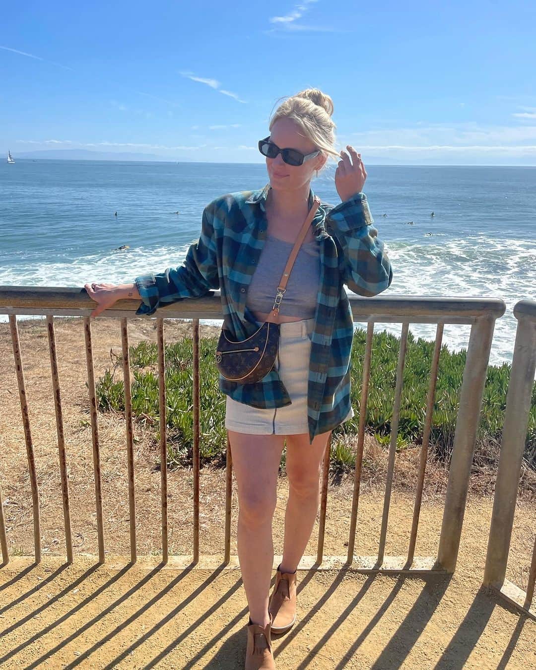 レヴェン・ランビンのインスタグラム：「Do you recognize this spot from #ChasingMavericks? Taking these results to the West Coast.  Best part about the @pencil100workout is I can do it anywhere, on the road, in a hotel room, or in my trailer on a set.  No bulking and all results mean I can do it everyday for life.  No pain, all gain.  Full workout coming soon! ✏️ 💦🍑」