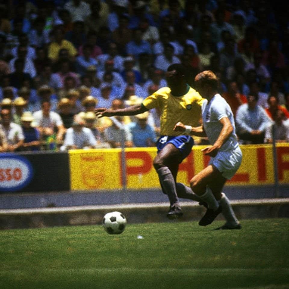 ペレさんのインスタグラム写真 - (ペレInstagram)「Hoje um grande amigo do Rei, Sir Bobby Charlton, nos deixou. Agora, os dois cavaleiros da Coroa Britânica poderão jogar bola no céu.  A Pelé Foundation lamenta profundamente essa notícia e transmite seu pesar e carinho para sua esposa, Lady Norma, familiares e amigos. .  Today a great friend of the King, Sir Bobby Charlton, left us. Now, the two knights of the British Crown will be able to play football in heaven. The Pelé Foundation deeply regrets this news and conveys its regret and affection to his wife Lady Norma, family and friends.」10月22日 6時03分 - pele