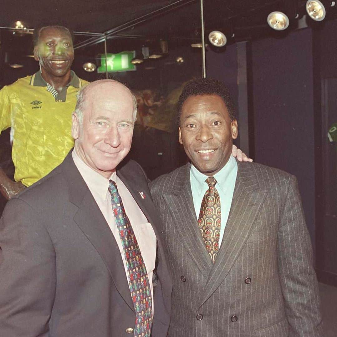 ペレさんのインスタグラム写真 - (ペレInstagram)「Hoje um grande amigo do Rei, Sir Bobby Charlton, nos deixou. Agora, os dois cavaleiros da Coroa Britânica poderão jogar bola no céu.  A Pelé Foundation lamenta profundamente essa notícia e transmite seu pesar e carinho para sua esposa, Lady Norma, familiares e amigos. .  Today a great friend of the King, Sir Bobby Charlton, left us. Now, the two knights of the British Crown will be able to play football in heaven. The Pelé Foundation deeply regrets this news and conveys its regret and affection to his wife Lady Norma, family and friends.」10月22日 6時03分 - pele