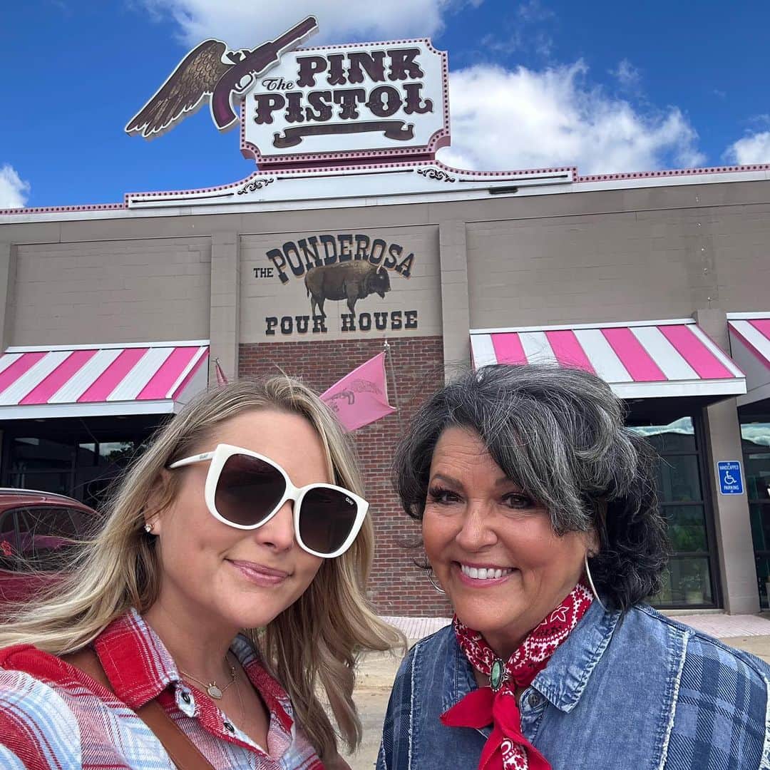 ミランダ・ランバートのインスタグラム：「Stopped by my hometown  @thepinkpistol @red55winery on the way to Round Top for the fall antiques show. I always love my time in Texas. @junkgypsy  “I’m a fan of it…old shit”😘🤠」