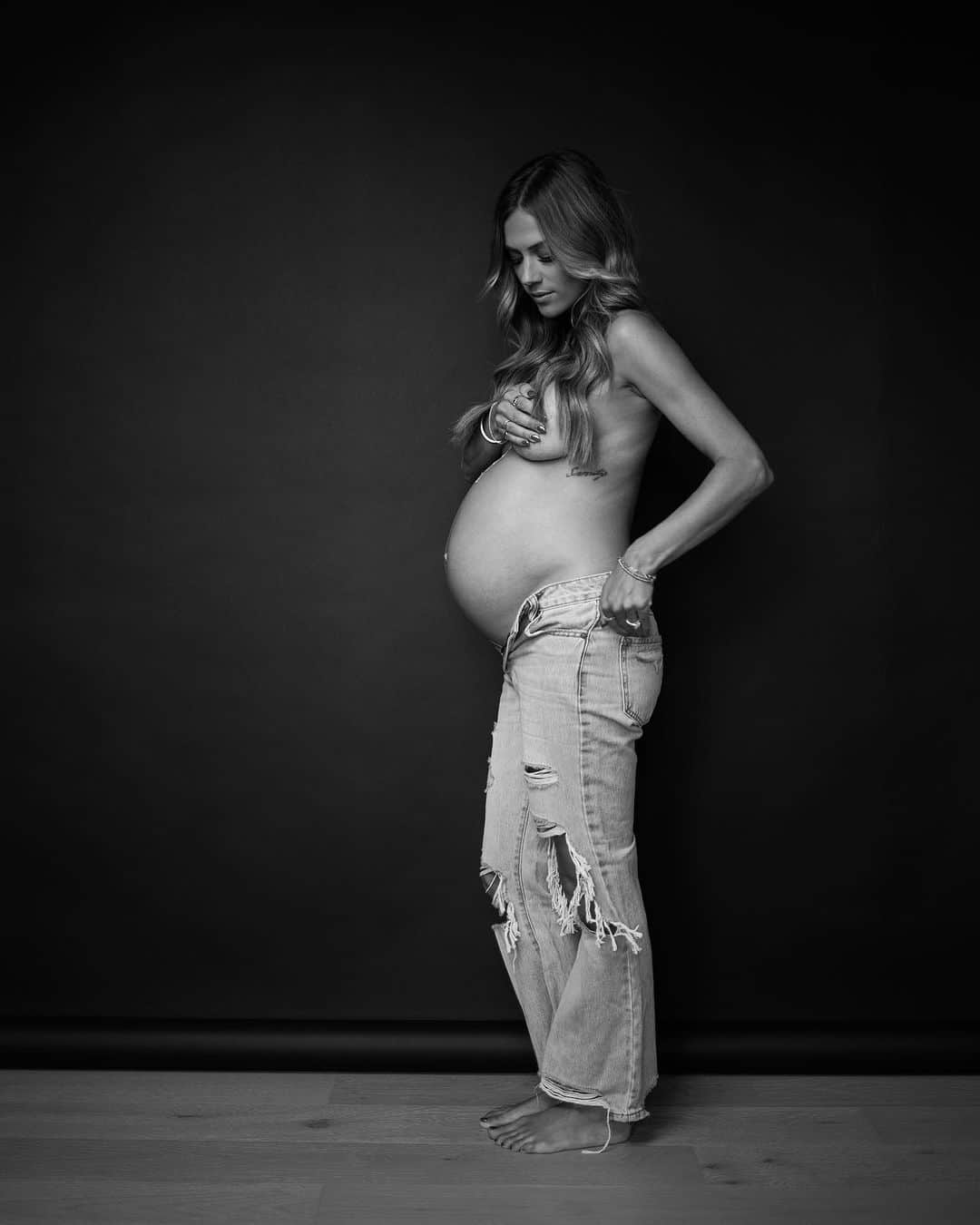 ジャナ・クレイマーのインスタグラム：「34 weeks. 💙 @luckythirteenstudios」