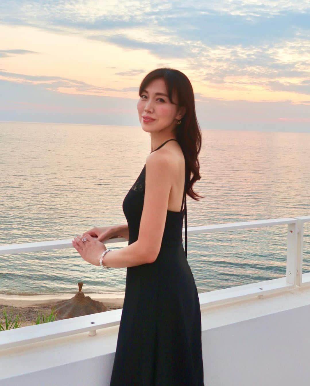 のインスタグラム：「#おはようございます  ・ 昨夜投稿した #presstrip の#ディナー で 着ていた #ワンピース　は ロング丈でした。  ・ ホテルのテラスから見えた 真っ赤な夕陽が綺麗過ぎました🤍 ・ ・ #ティーモ #timo @sanmarzanowines  ・ ・ #sanmarzanowines #サンマルツァーノワイン #Puglia #プーリア #italianlifestyle #presstrip #winesharingbeauty #Puglianwine #SanMarzanoWines #CantineSanMarzano」
