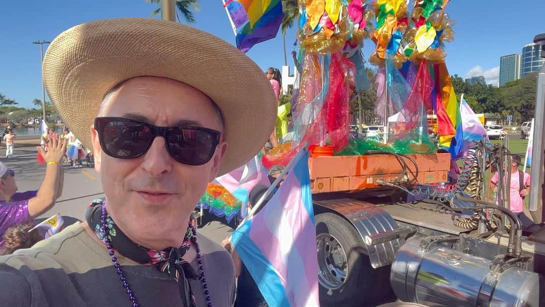 アラン・カミングのインスタグラム：「Live from Honolulu Pride, it’s Saturday Night On Broadway!!!」