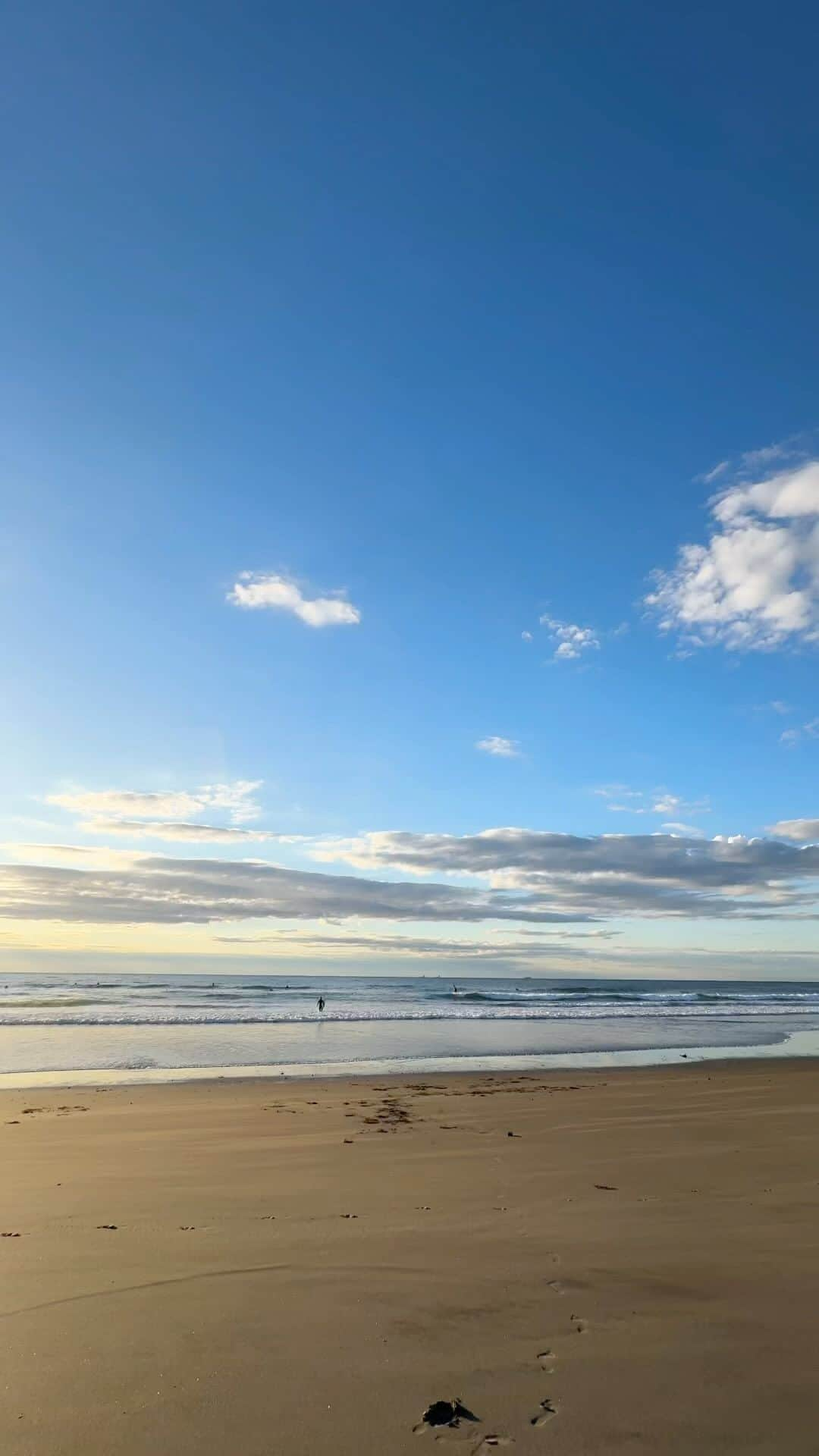 Isseki Nagaeのインスタグラム：「Small wave,cold,but beautiful #surfinglife #beachlife #morningbeach」