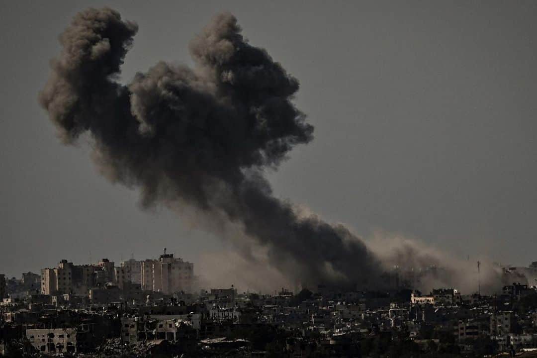 のインスタグラム：「#AFPrepost 📷 @aris.messinis - A picture taken from Sderot on October 21, 2023, shows smoke rising over buildings in the Gaza Strip during an Israeli strike, amid the ongoing battles between Israel and the Palestinian group Hamas. ⁣ ⁣ Thousands of people, both Israeli and Palestinians have died since October 7, 2023, after Palestinian Hamas militants based in the Gaza Strip, entered southern Israel in a surprise attack leading Israel to declare war on Hamas in Gaza on October 8.」