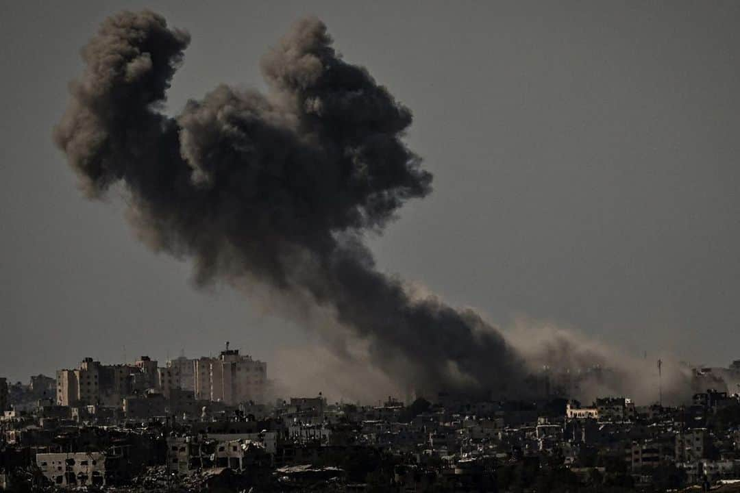 AFP通信のインスタグラム：「#AFPrepost 📷 @aris.messinis - A picture taken from Sderot on October 21, 2023, shows smoke rising over buildings in the Gaza Strip during an Israeli strike, amid the ongoing battles between Israel and the Palestinian group Hamas. ⁣ ⁣ Thousands of people, both Israeli and Palestinians have died since October 7, 2023, after Palestinian Hamas militants based in the Gaza Strip, entered southern Israel in a surprise attack leading Israel to declare war on Hamas in Gaza on October 8.」