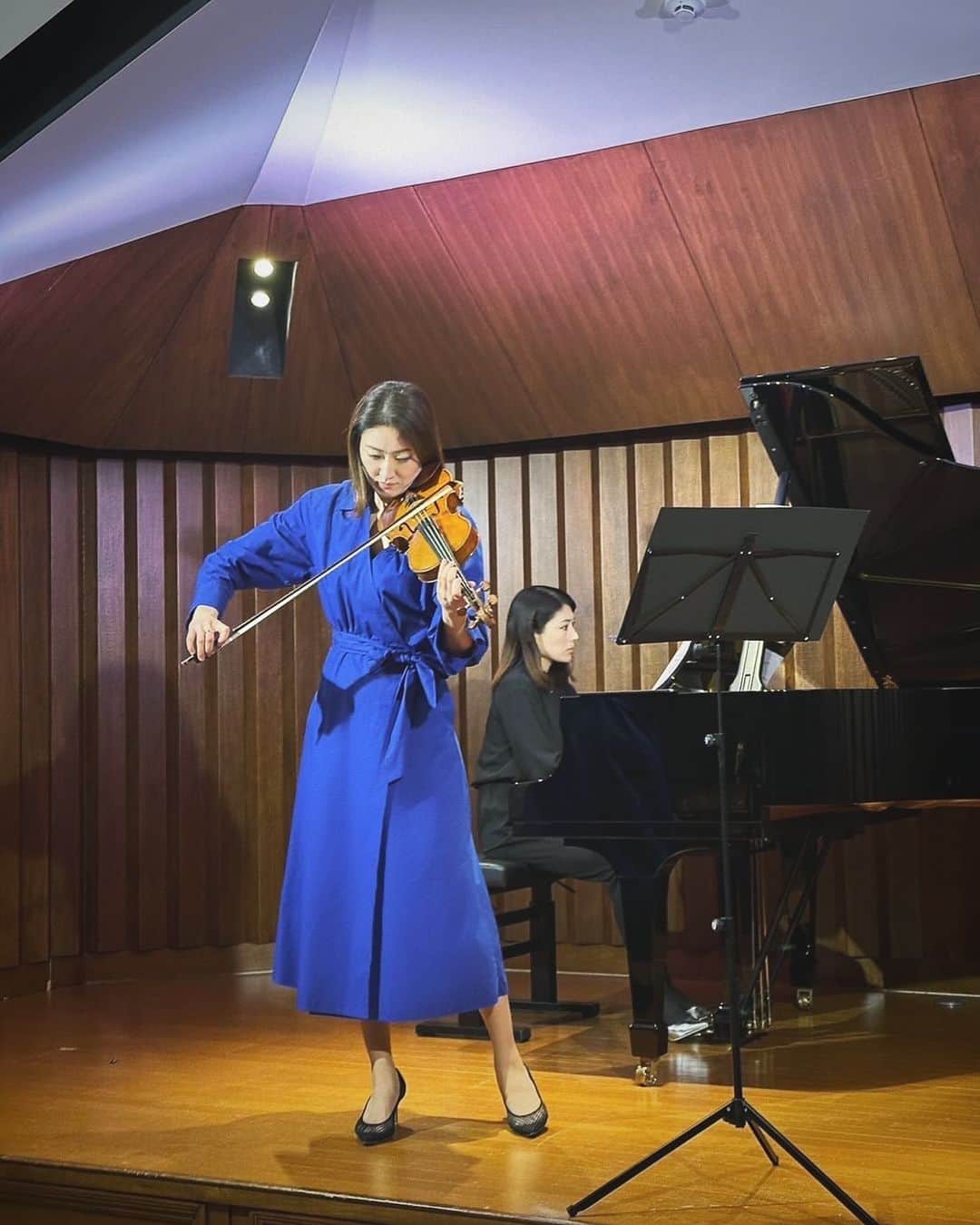枝並千花のインスタグラム：「リハーサル♫  violin @chikaedanami  piano @chiharu_sudo  hall @kasumi.ongakudo」