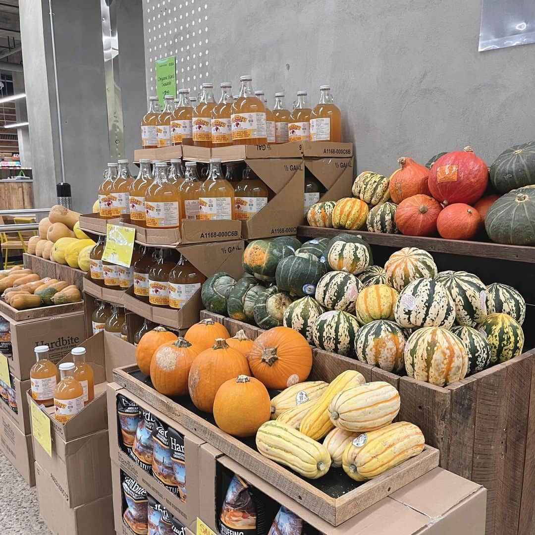 紀平梨花さんのインスタグラム写真 - (紀平梨花Instagram)「トロントのスーパーもハロウィン仕様になってきました🎃🦇🕸✨ 外国のかぼちゃ大きい！ 普段から写真撮ってなさすぎて、スーパーで撮ってみました📸✨笑」10月22日 6時40分 - rikaskate0721