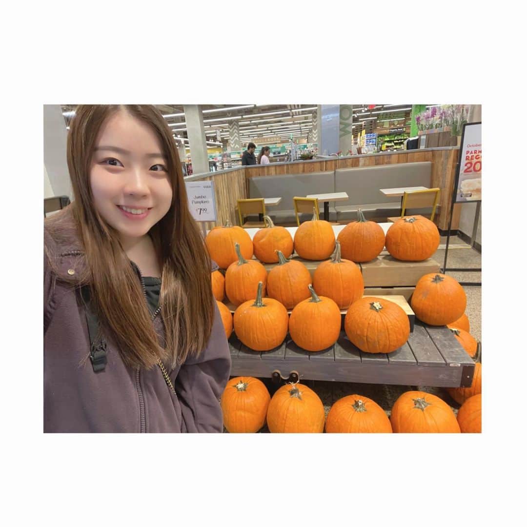 紀平梨花さんのインスタグラム写真 - (紀平梨花Instagram)「トロントのスーパーもハロウィン仕様になってきました🎃🦇🕸✨ 外国のかぼちゃ大きい！ 普段から写真撮ってなさすぎて、スーパーで撮ってみました📸✨笑」10月22日 6時40分 - rikaskate0721