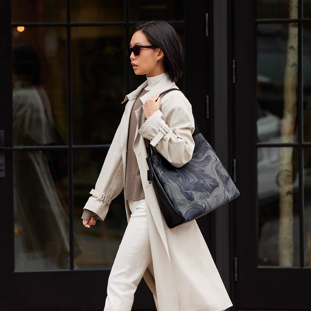 トゥミのインスタグラム：「Intricate and eye-catching, this Jodys Tote makes waves with the black liquid embroidery flowing across its leather, adding just enough flair to the minimalist silhouette.   #TUMIGeorgica」