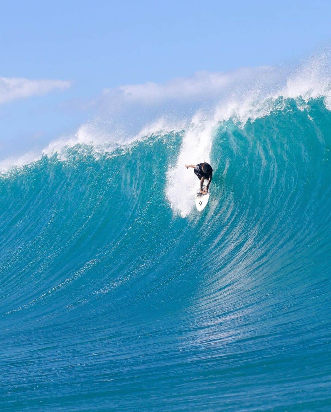 surflineのインスタグラム：「We can only imagine what was going through @_balaram’s mind as he sat in the lineup by himself when this wave came to him. Needless to say he put on a show for our cam. Hawaii greeted the first proper swell of the season with open arms and we put a story together recapping it. It’s live now through the link in our bio. 📷: @hankfoto」