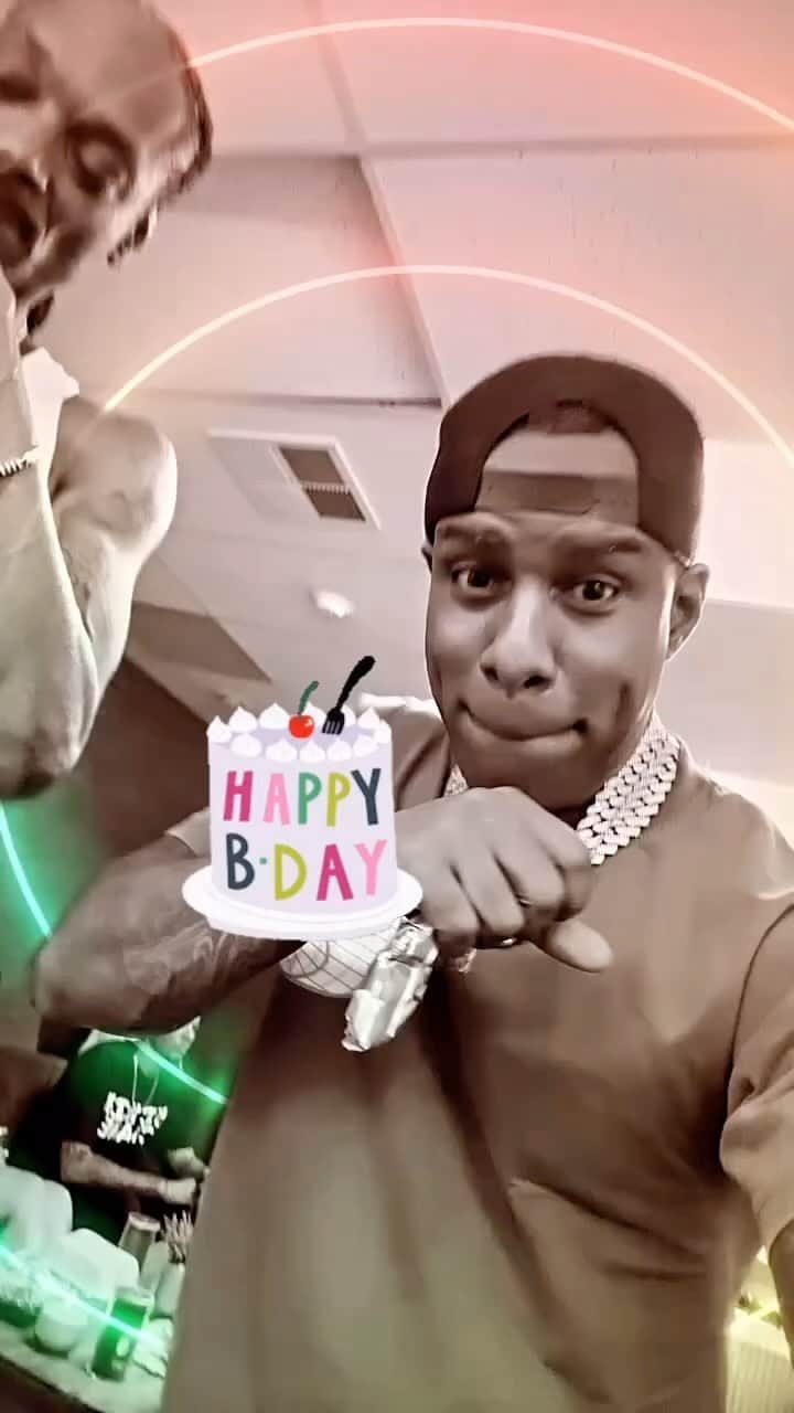 スヌープ・ドッグのインスタグラム：「@djwhookid got my mix playin on @shade45 all day 2day 🔥🎶👊🏿😭」