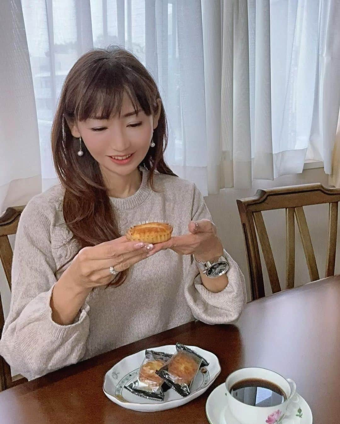 長谷川夕希子のインスタグラム：「Yukkiお取り寄せblog🥮  チーズもスイーツも 大好きな私😘  めっちゃ美味しかったシーキューブ @c3.suzetteの「ご褒美スフレ」でご満悦お3時タイム😋☕️🥮  先月27日から、全国一斉発売しているシーキューブ @c3.suzette チーズスフレ💗  食べてみた感想は、 ゴーダチーズの芳醇な香りとしっとりと焼き上がった生地を楽しみつつ、口に運ぶと…その優しい味わいをフワッと感じて笑みが溢れる〜😋✨✨✨  口の中で「とろり」とほどけるチーズと、芳醇な香りのWアプローチは、まさに至福時間🥰💗💗💗  先行販売では2週間で10,000個も売れたのですって✨😋  電子レンジで温めても、 焼きたてスフレをいただいてる感でおすすめ❣️  全国のシーキューブ店舗と、オンラインショップで購入できます✨  @yukikogabby #threads もフォローしてね  #PR #シーキューブ #c3 #オーブンチーズスフレ #全国販売開始 #シーキューブのオーブンチーズスフレ #お取り寄せ #チーズスフレ #焼き菓子 #チーズケーキ部 #チーズ焼き菓子 #チーズ好き #チーズ好きな人と繋がりたい #美魔女 #スイーツテロ  #お取り寄せお菓子  #お取り寄せスイーツ  #お取り寄せギフト」