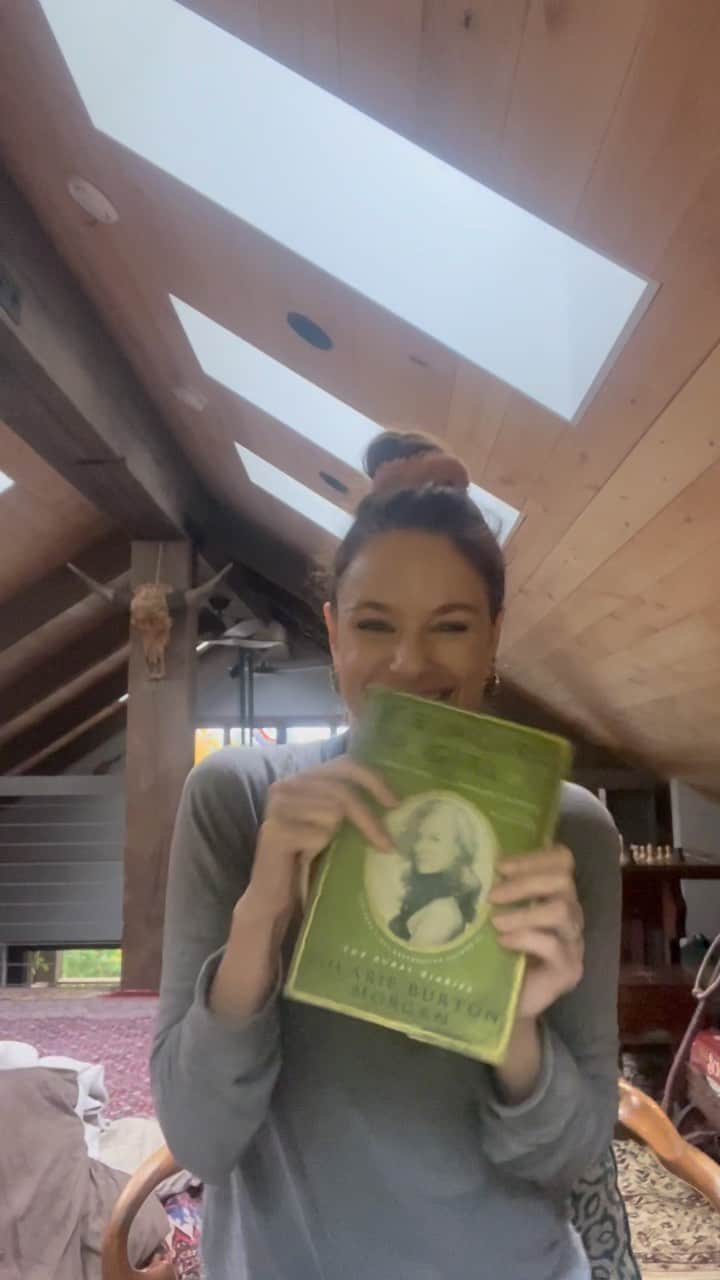 サラ・ウェイン・キャリーズのインスタグラム：「the arrival of Grimoire Girl 🪄 @hilarieburton i am so grateful for this book 📖 you’re one of those women i wish lived next door because i’d make you into family 😘 happy reading, y’all… it’s magic season 💫」