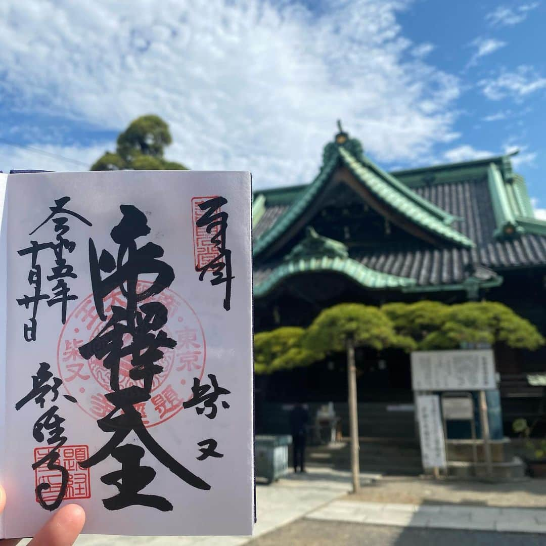 坂東亀三郎のインスタグラム：「⁡ ⁡ 来月は『極付印度伝 マハーバーラタ戦記』で帝釈天を勤めるので題経寺・柴又帝釈天にお参り。 たぶんお初の柴又でした。 ⁡ 天気が良く、風と優しい陽射しの中、京成高砂駅からトコトコと歩いてお散歩、知らない土地を歩くワクワク感が好き。 ⁡ ⁡ #マハーバーラタ戦記 #歌舞伎 #音羽屋 #歌舞伎役者 #彦三郎 #坂東彦三郎 #九代目 #御朱印 #御朱印帳 #彦印帳 #柴又帝釈天 #題経寺 ⁡ ⁡ 鶴の羽會では随時新規会員を募集しております。詳しくは鶴の羽會公式Instagram(@tsurunohakai )へお問い合わせください。  鶴の羽會に入って歌舞伎を観よう！ 彦三郎と亀三郎を応援しよう！！！」