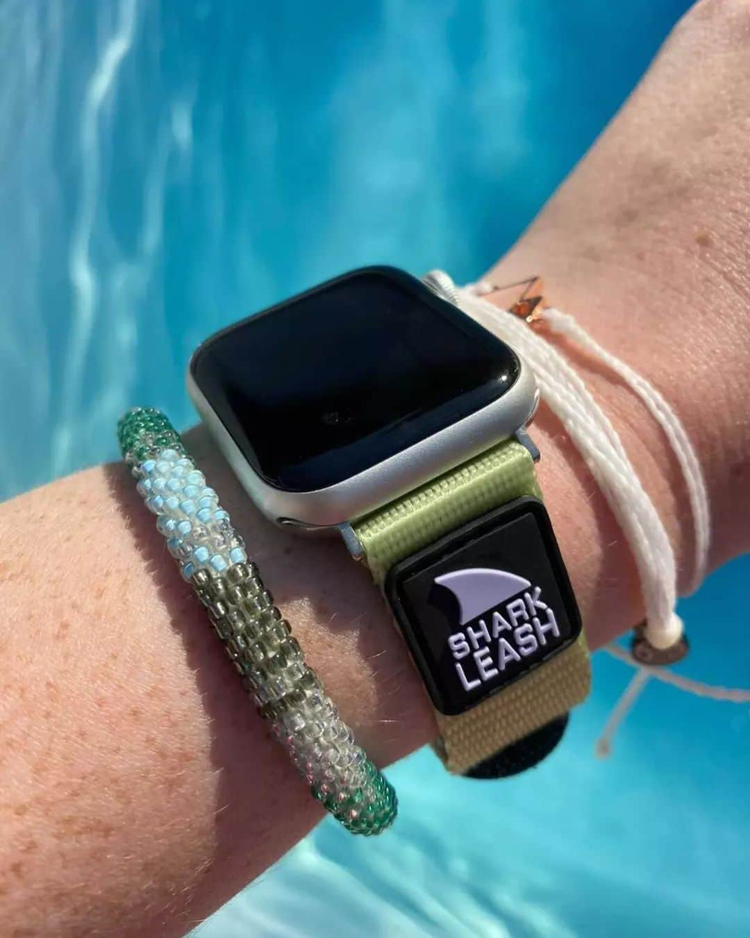 フリースタイルさんのインスタグラム写真 - (フリースタイルInstagram)「Add a touch of surf and coastal vibes to your Apple Watch™ with @freestylewatches straps 🌊☀️✌️ Such a fun way to accessorize your smart watch with some SoCal inspiration ✨   🦈: Freestyle Apple Watch™ Strap Green Tea  📷: @meghanhalll _ #myfreestylewatch #watchstrap #watchaccessories #watchband #applewatchstrap #applewatchband #poolparty #californialivin #socal #smartwatchstraps」10月22日 7時19分 - freestylewatches