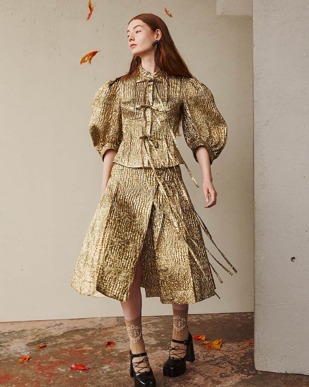 Nordstromのインスタグラム：「It's all about making your outfits ✨ glow ✨ this season. Tap the link in bio to discover new designer pieces that shimmer, sparkle and shine.​  ​  Simone Rocha Embellished Crop Balloon Sleeve Jacket – Item 7660976​  Simone Rocha Pleated Metallic Cloqué Midi Skirt with Ties – Item 7660977​」