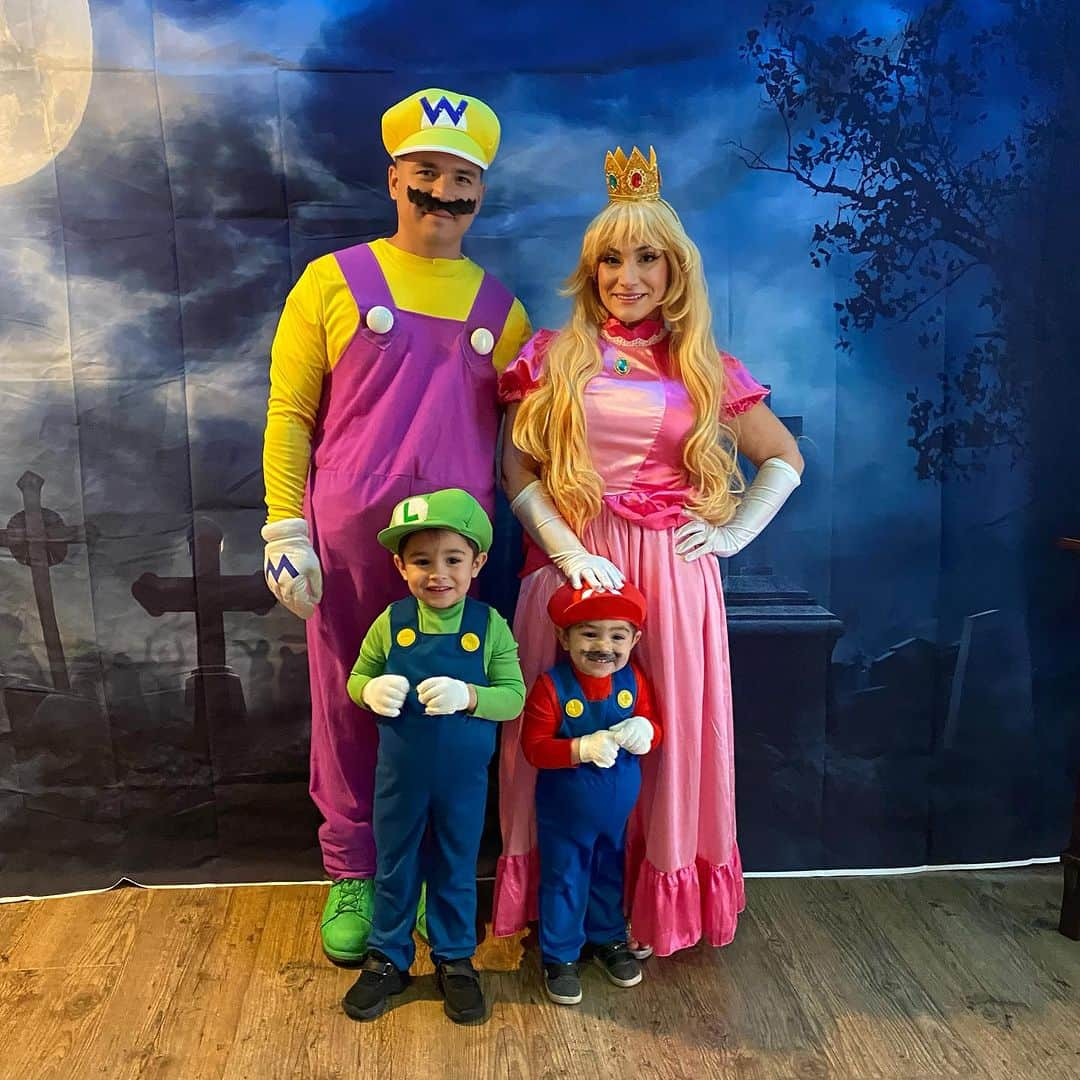 ディーナ・ニコール・コルテーゼのインスタグラム：「Buckner Annual Halloween Party 🎃🥳」