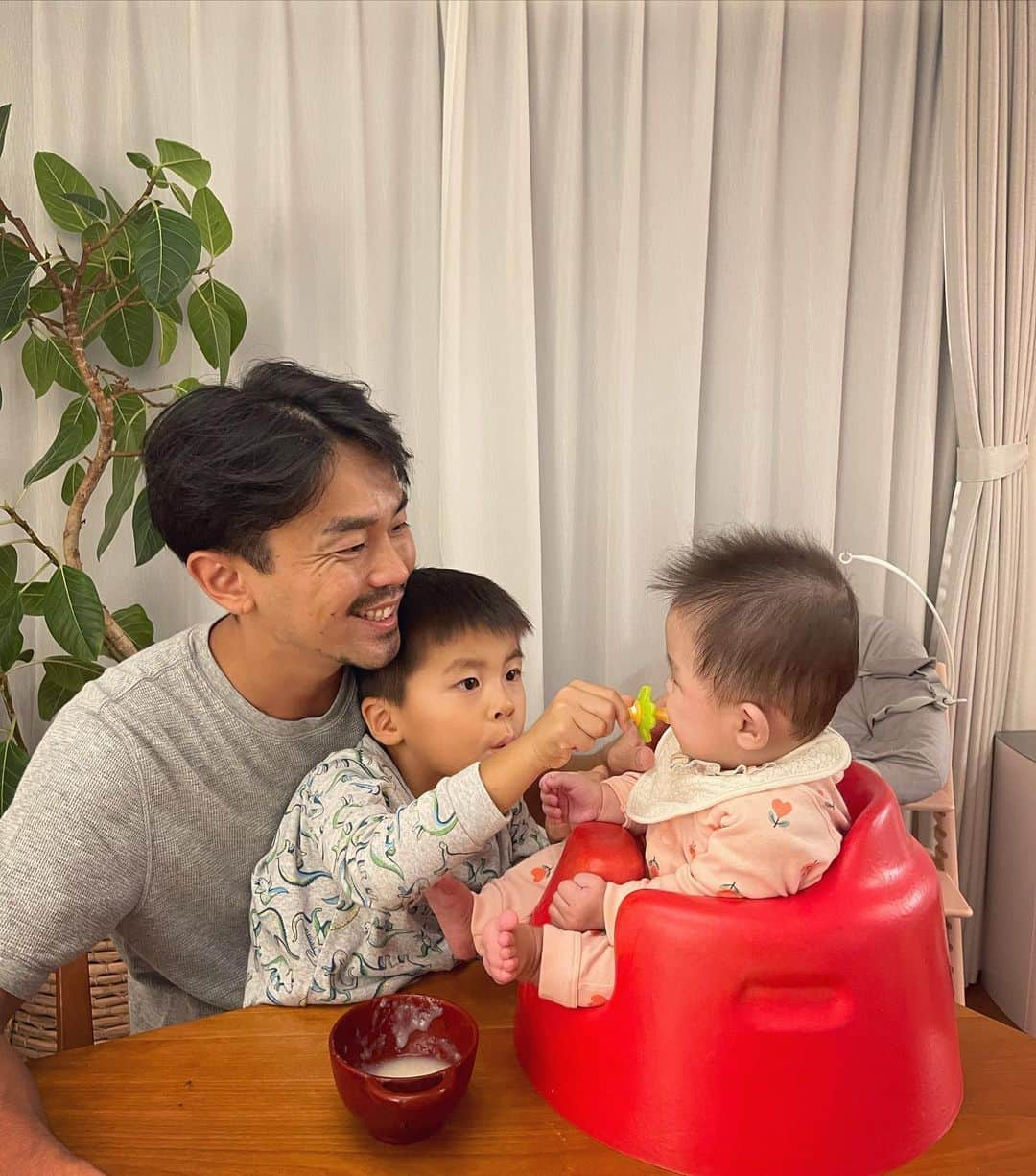 小川ひとみさんのインスタグラム写真 - (小川ひとみInstagram)「Happy 6months❤️🎂❤️ 娘達今月で生まれてから 半年を迎えました🎉 生まれてきてくれてありがとう🥹 尊い存在に毎日愛をもらっています🫶 生きる喜びをもらっています💓 朝5時から始まる子供達との毎日 育児は体力勝負ですが 幸せ以外の何者でもありません まさか双子のママになるなんて 想像もしていなかったなぁ🥰 これからも愛情深く、子供達にとって "Home" "安心、安定する場所"を 築いていきます💓 子供達が大人になった時に 幸せな気持ちでいっぱいの幼少期を 覚えていてくれますように😌  娘達のドレスはイギリスのブランド @albettajapan 👑 #HappyHalfBirthday #twins」10月22日 7時25分 - hitomy220