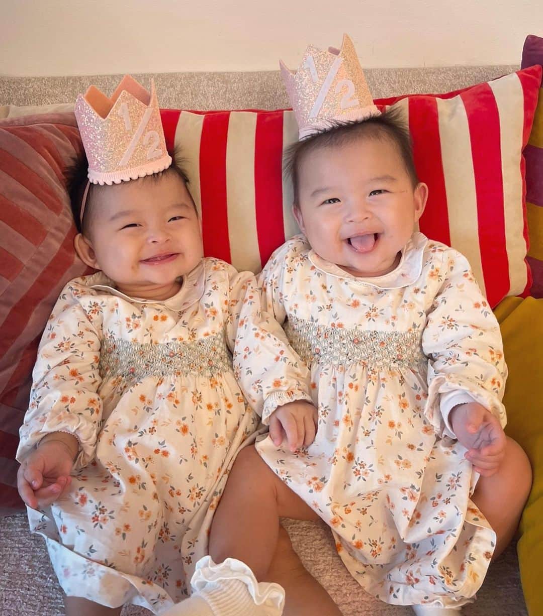 のインスタグラム：「Happy 6months❤️🎂❤️ 娘達今月で生まれてから 半年を迎えました🎉 生まれてきてくれてありがとう🥹 尊い存在に毎日愛をもらっています🫶 生きる喜びをもらっています💓 朝5時から始まる子供達との毎日 育児は体力勝負ですが 幸せ以外の何者でもありません まさか双子のママになるなんて 想像もしていなかったなぁ🥰 これからも愛情深く、子供達にとって "Home" "安心、安定する場所"を 築いていきます💓 子供達が大人になった時に 幸せな気持ちでいっぱいの幼少期を 覚えていてくれますように😌  娘達のドレスはイギリスのブランド @albettajapan 👑 #HappyHalfBirthday #twins」
