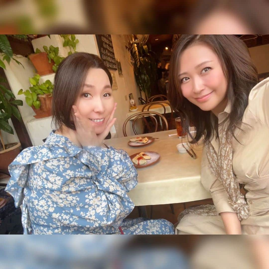 水上真理のインスタグラム：「土曜日のランチは 大好きなお姉さま エリカさんと🥰 . 気がついたら もう20年以上のお付き合い✨ . 私がまだ 歌手としての活動を始める前に エリカさんの歌を聴き 圧倒的な歌唱力と美しい歌声に 強い憧れを感じました✨ . 歌を愛して 凛と生きるその姿は ずっと変わらず… . お互いに 元気に楽しく これからもずっと 歌い続けていきましょう✨ . #smile  #happy  #love  #singer  #歌が好き  #スペイン料理  #パエリア」