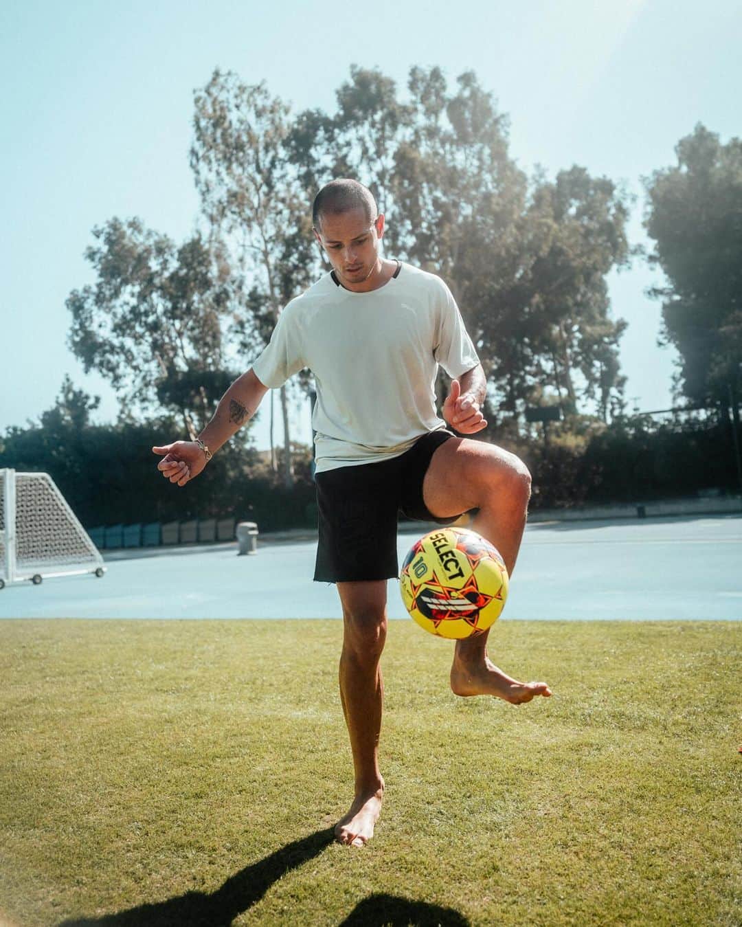 ハビエル・エルナンデス・バルカサールさんのインスタグラム写真 - (ハビエル・エルナンデス・バルカサールInstagram)「First time playing with a ⚽️ in a while!  What a great training session! We keep moving forward!  💪🏽🔥」10月22日 7時34分 - ch14_