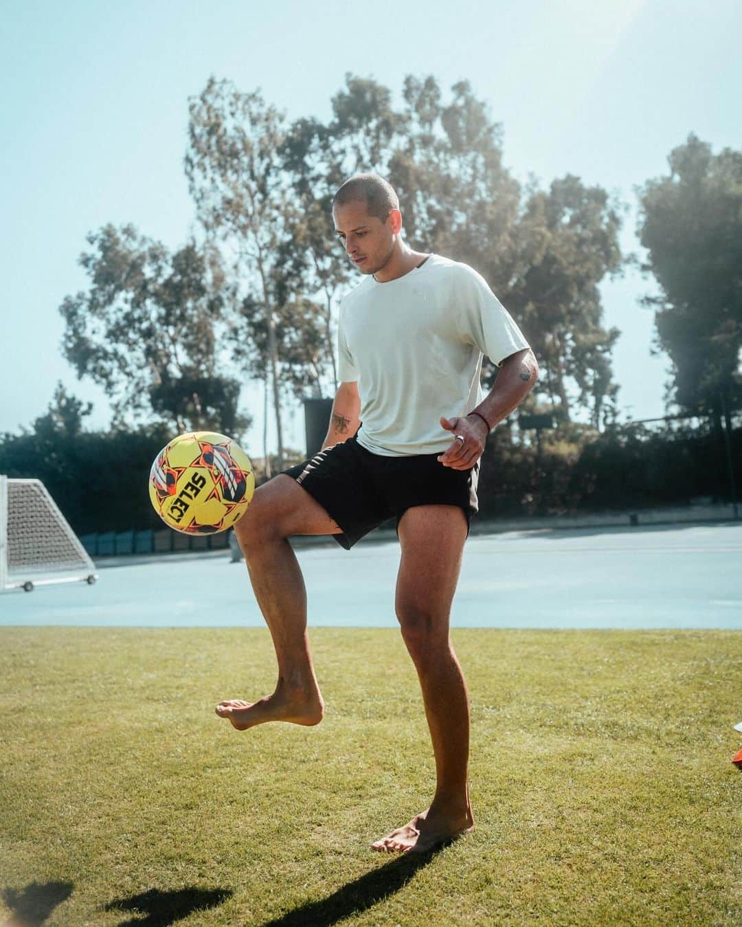 ハビエル・エルナンデス・バルカサールのインスタグラム：「First time playing with a ⚽️ in a while!  What a great training session! We keep moving forward!  💪🏽🔥」