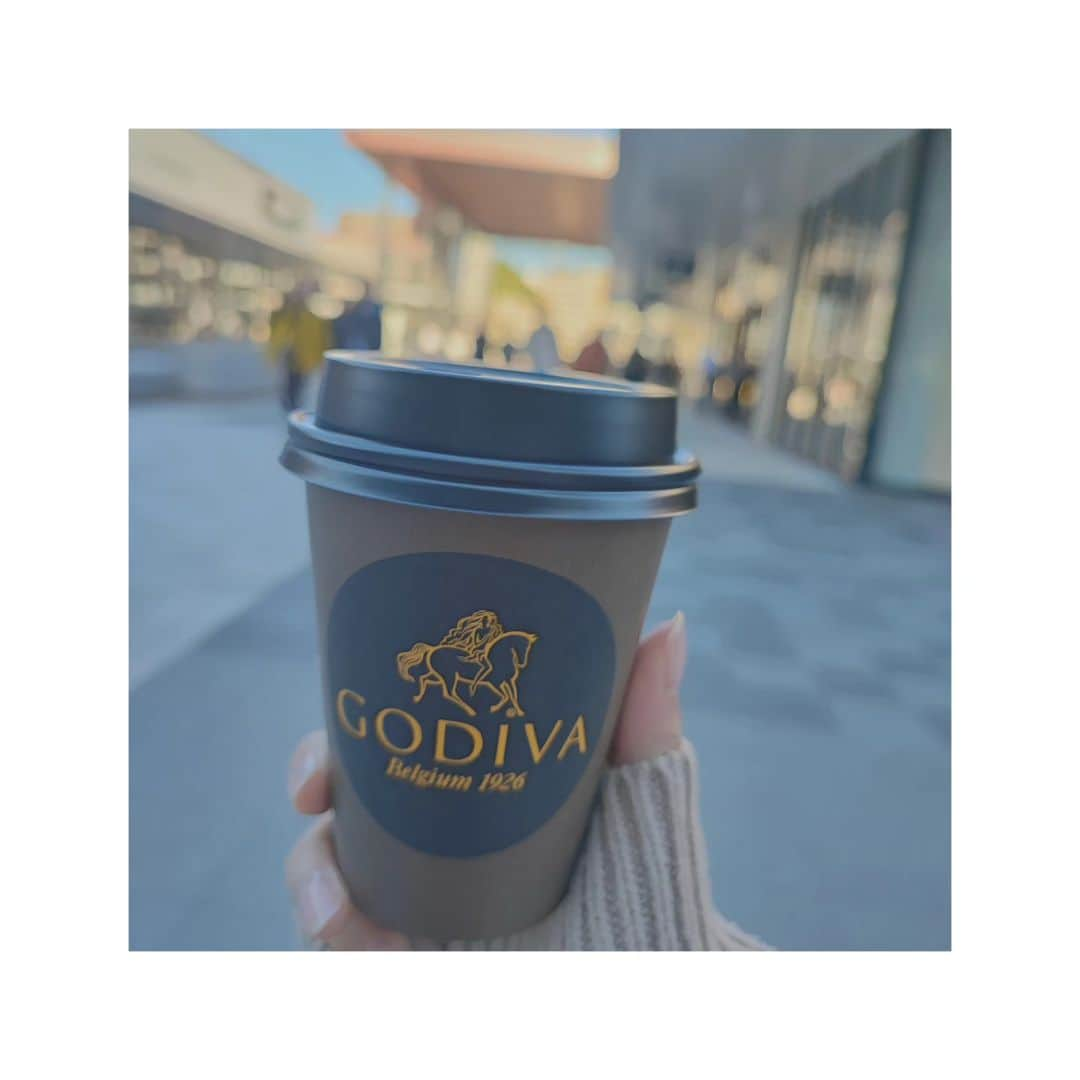 小泉里紗さんのインスタグラム写真 - (小泉里紗Instagram)「Lama-lama makin dingin ya🥶 Aku mau minuman hangat ☕︎︎‎𓂃 𓈒𓏸   #ジアウトレット北九州  #GODIVA」10月22日 7時45分 - risa_kizm