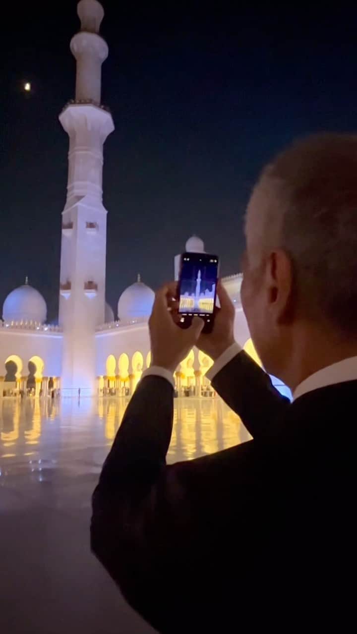 リー・シェンロンのインスタグラム：「Am now in Abu Dhabi in the UAE for the second leg of my trip to the Middle East.   Visited the Abrahamic Family House, an inter-faith complex housing a church, mosque and a synagogue. It was a powerful reminder of the importance of inter-faith dialogue in maintaining social cohesion and fostering understanding, and especially so in recent times. It is important for us to come together in peace — diverse in our faiths, yet common in our humanity.   I also toured the majestic Sheikh Zayed Grand Mosque, one of the landmarks of Abu Dhabi and a testament to UAE’s rich cultural heritage. I thank our Emirati hosts for the warm hospitality and for showing us around! – LHL  (PMO Video by Ronice Li)」