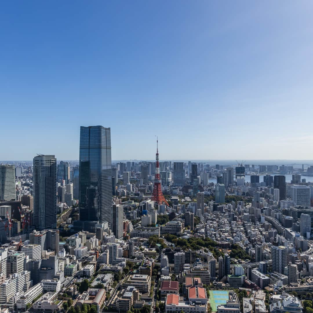 Tokyo City View 六本木ヒルズ展望台さんのインスタグラム写真 - (Tokyo City View 六本木ヒルズ展望台Instagram)「本日、六本木ヒルズ周辺はカラッとした秋らしい陽気です🌞 海抜250メートルにある東京シティビューで、東京の街並みから東京湾までぐるりと見晴らしてみませんか？  東京シティビュー（六本木ヒルズ森タワー52F） tcv.roppongihills.com/jp  撮影：荒谷良一  #六本木ヒルズ展望台 #東京シティビュー #展望台 #秋晴れ #東京タワー #景色 #荒谷良一 #RoppongiHillsObservation #TokyoCityView #TCV #tokyotower #Tokyo # #japantravel #tokyo #roppongi #RyoichiAratani #travelgram #japantrip #japan_daytime_view #japan_of_insta #bestjapanpics #tokyomuseum #artoftheday」10月22日 13時13分 - tokyocityview