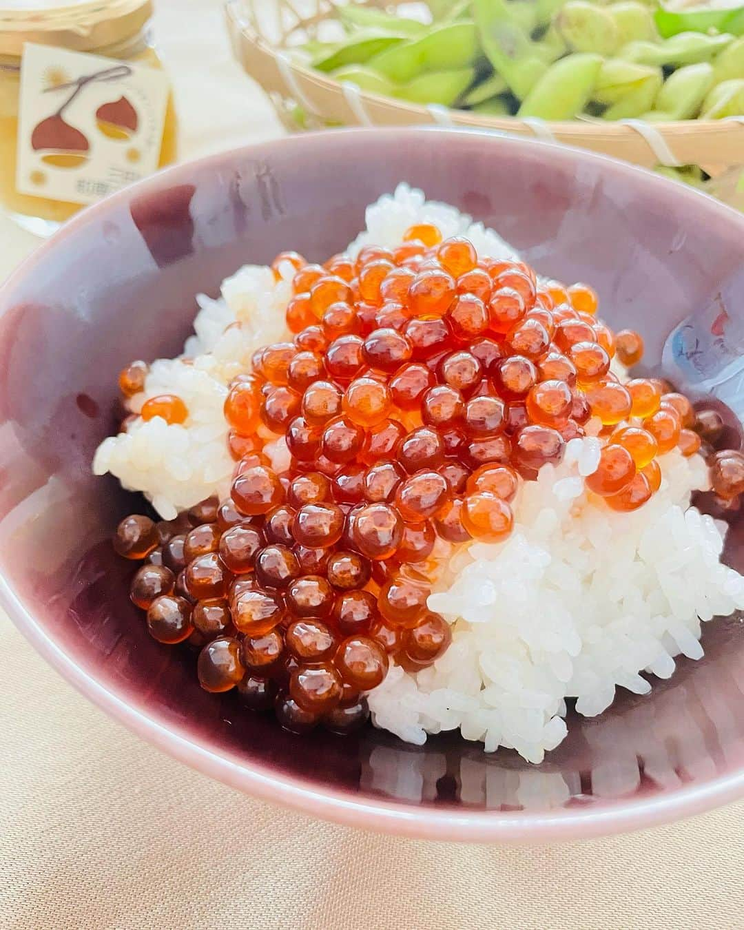 小川薫のインスタグラム：「【秋の味覚】 . 一気に季節が深まりましたね🍂 今年の秋はスポーツ、観劇などいろいろ楽しんでいますが やっぱり一番は「秋の味覚」 新米、梨や柿など秋の果物、戴きものの丹波の黒豆。 筋子からしょうゆ漬けを作ったので、 今晩は秋刀魚を焼いて、唐揚げとひやおろしの日本酒。 生徒さんから戴いた三田の和栗ジャムや宮古島のマンゴーバターも！あー胃袋がいくつあっても足らないな笑 . #秋の味覚　#筋子　#いくらの醤油漬け #丹波の黒豆  #salondeclover  #サロンドクローバー #小川薫　 #料理研究家　#テーブルコーディネーター #堀江公園 #料理教室　#料理教室大阪　#大阪料理教室」