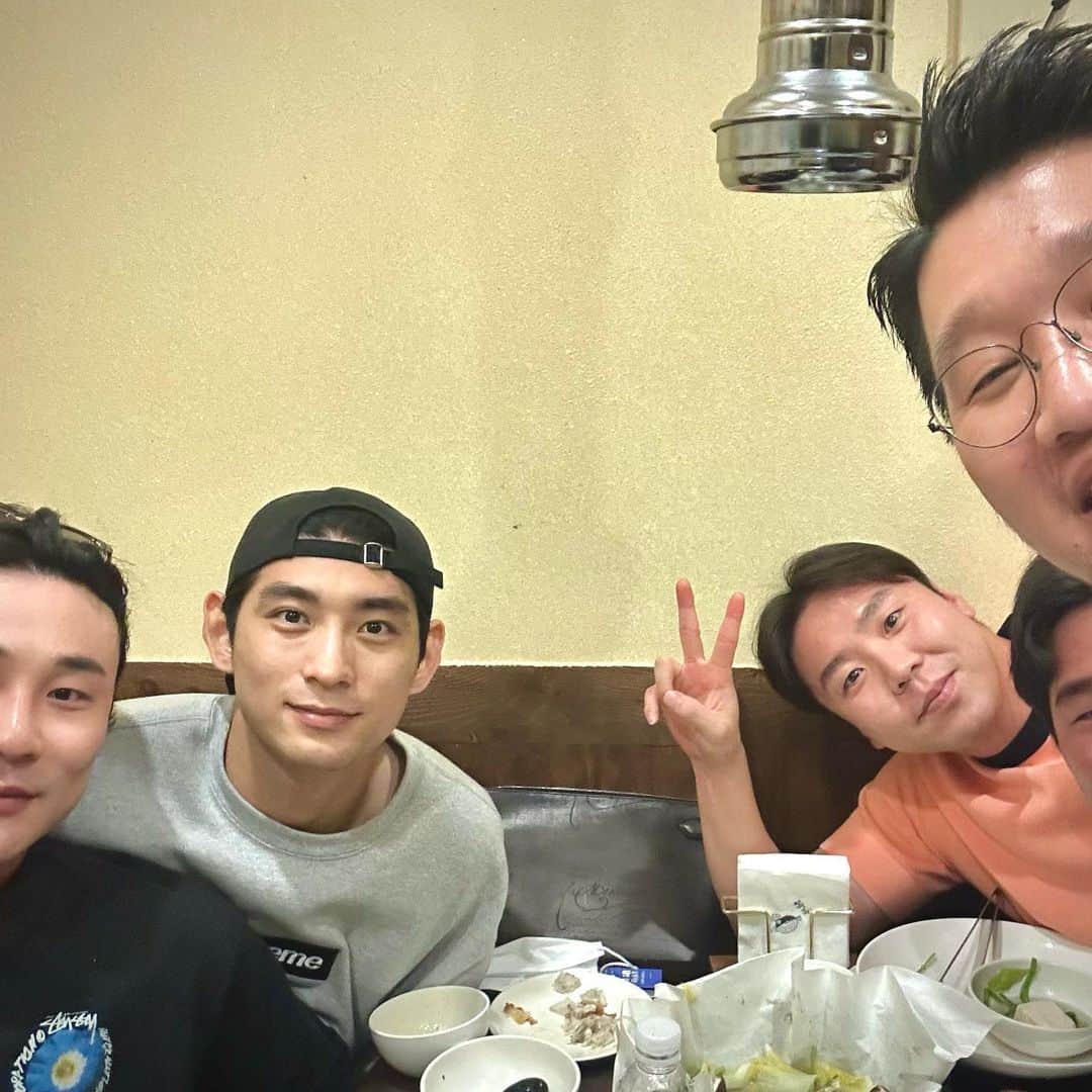 パク・ヨンインのインスタグラム：「좋아하는 사람을 만나는건 참 좋다. 그나저나 평소 책도 잘 읽지 않는데, 출판 계약을 했다. 정확히는 모르겠지만, 내년 봄에는 내 책이 나올 것 같다. 그리고 곧 오랜 기간 준비한 초 대박 신제품도 나온다. 오늘도 힘내야지. 파이팅!」