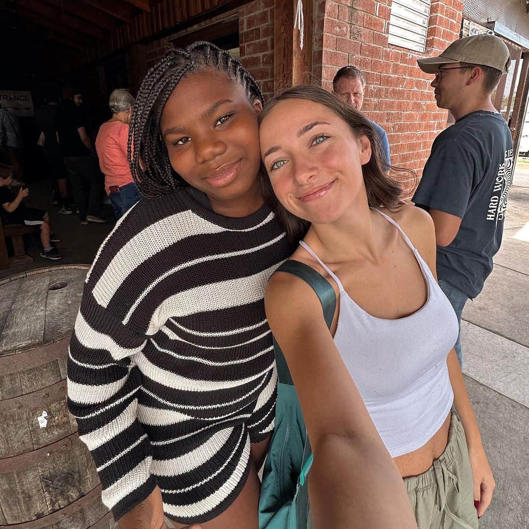 Brooklyn and Baileyのインスタグラム：「Still can’t believe that every single one of my younger sisters are now taller than me lol」