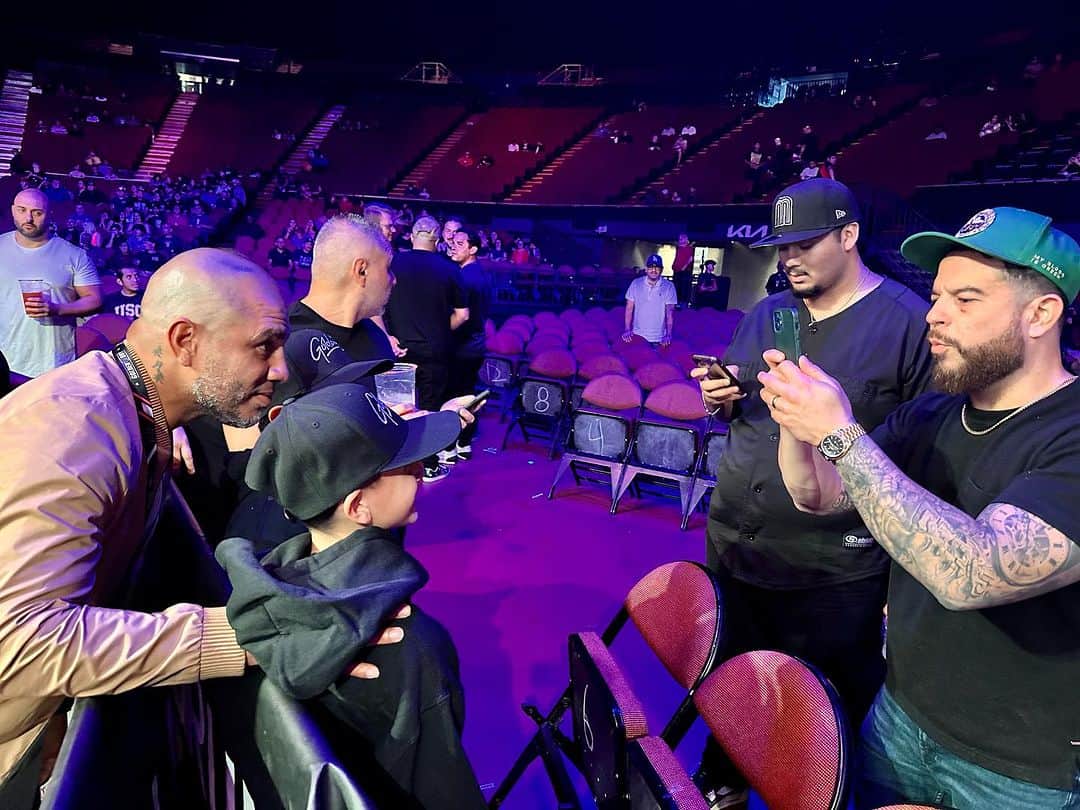 ミゲール・コットのインスタグラム：「Ya en el #KiaForum para #RochaSantillan y @arelymucino #MucinoFundora 🇲🇽🔥🔥🇲🇽 @miguelcottopromotions @goldenboy solo en @daznboxing」