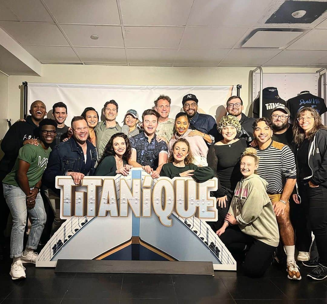 クリス・コルファーのインスタグラム：「TITANIQUE!!! Outrageous fun and so much talent on one stage! Believe the hype! 🚢🧊💙」