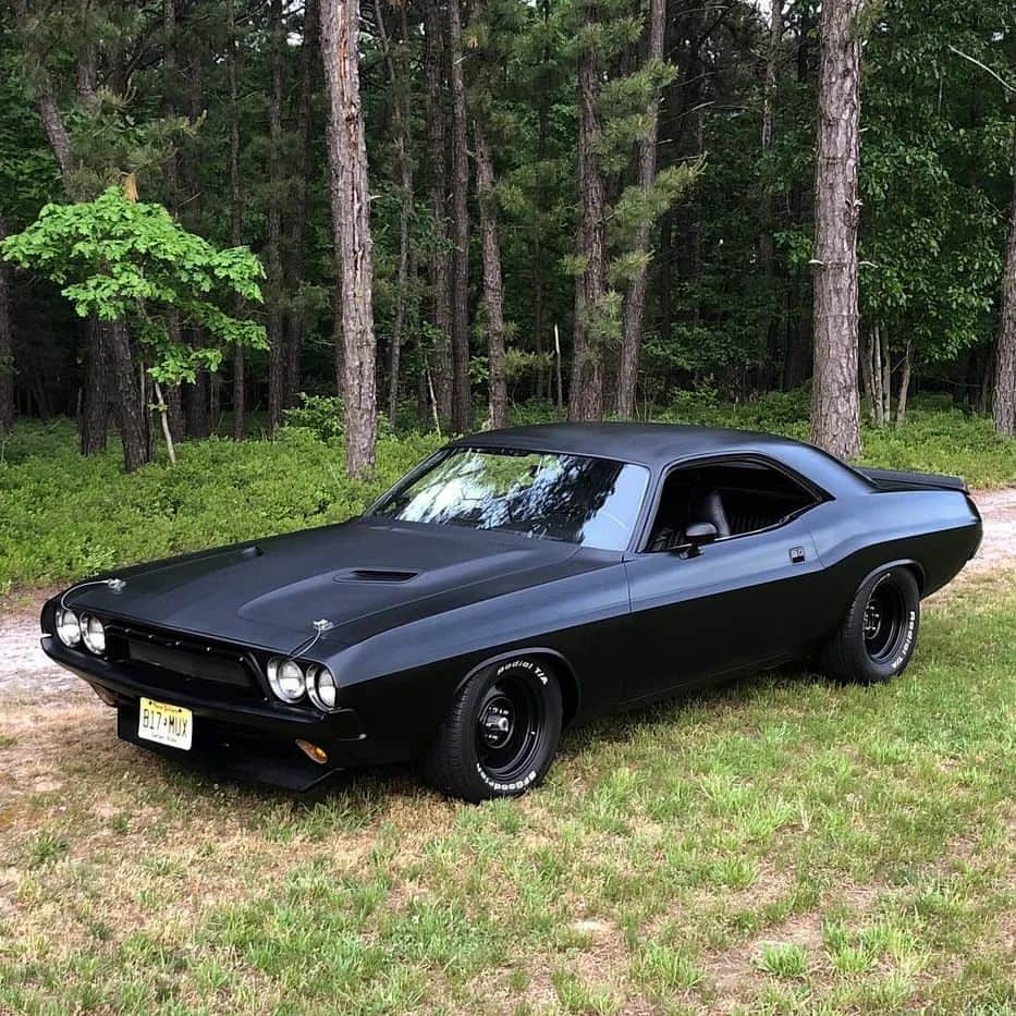 Classics Dailyのインスタグラム：「Owner @2.4.7garage _ #Classic #classics #Classiccar #classiccars #americanmuscle #Musclecar #Musclecars #car #dodge #challenger」