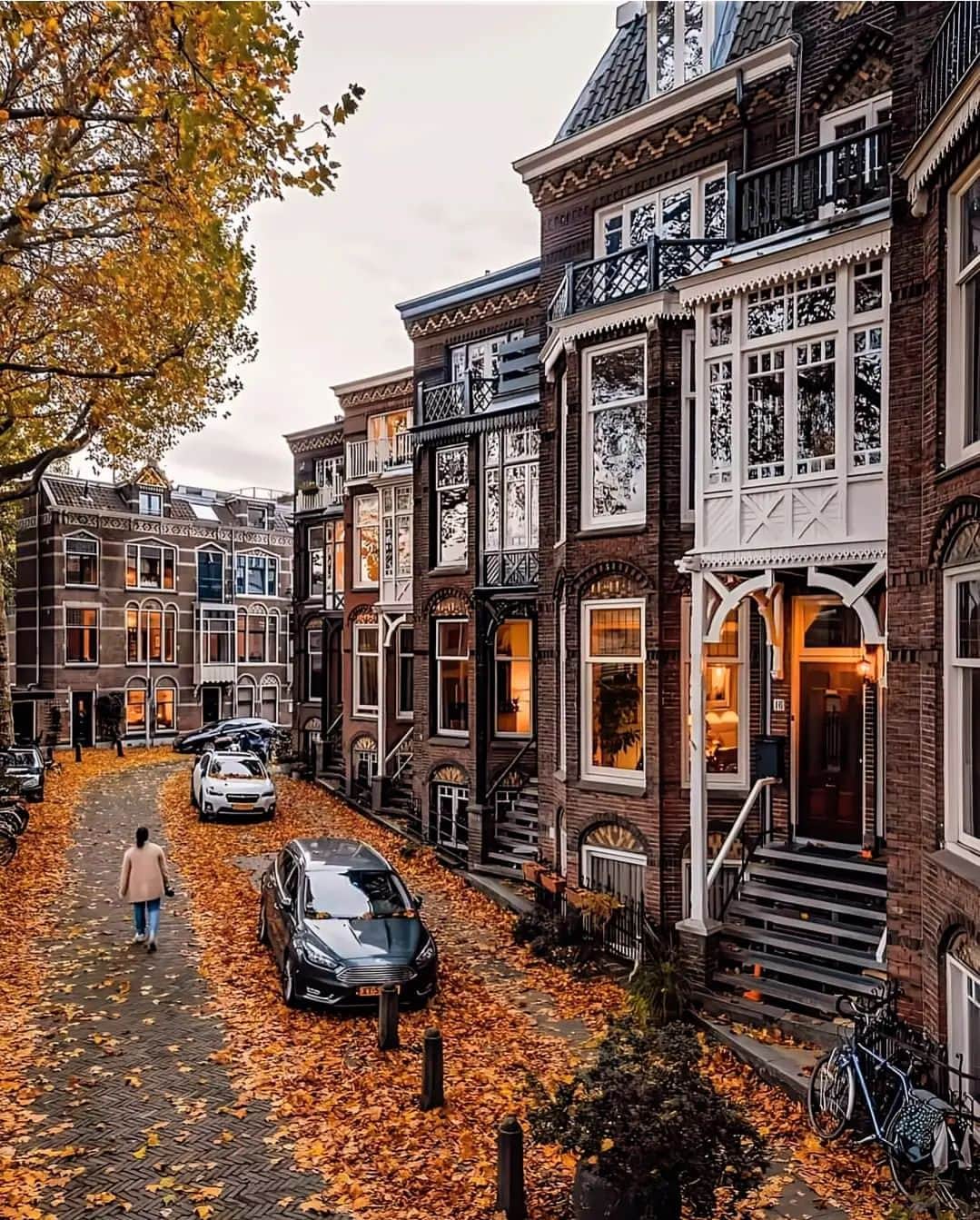 のインスタグラム：「Dear Fall, please stay a while! 🍁 Although we have to admit we’re pretty excited to see all of these same views in a blanket of white snow. ⛄️🤍Are you more of a winter person or fall?   Photo 1 by @pumpkinspice_allthingsnice  Photo 2 and 3 by @craigsbeds  Photo by 4 and 5 by @gtr.photography_」