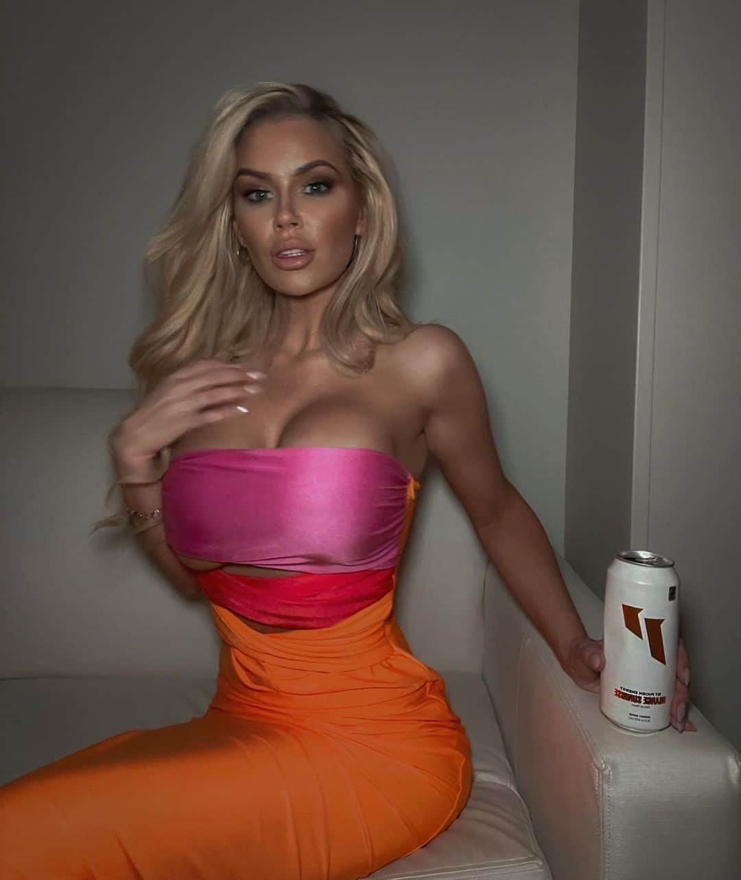 ジェサ・ヒントンのインスタグラム：「Does anyone else have one “party” boob that likes to outshine the other ? No. Just me? Cool.   Matching my @1stphorm energy drink to my party dress with my “party boob” peaking out.」