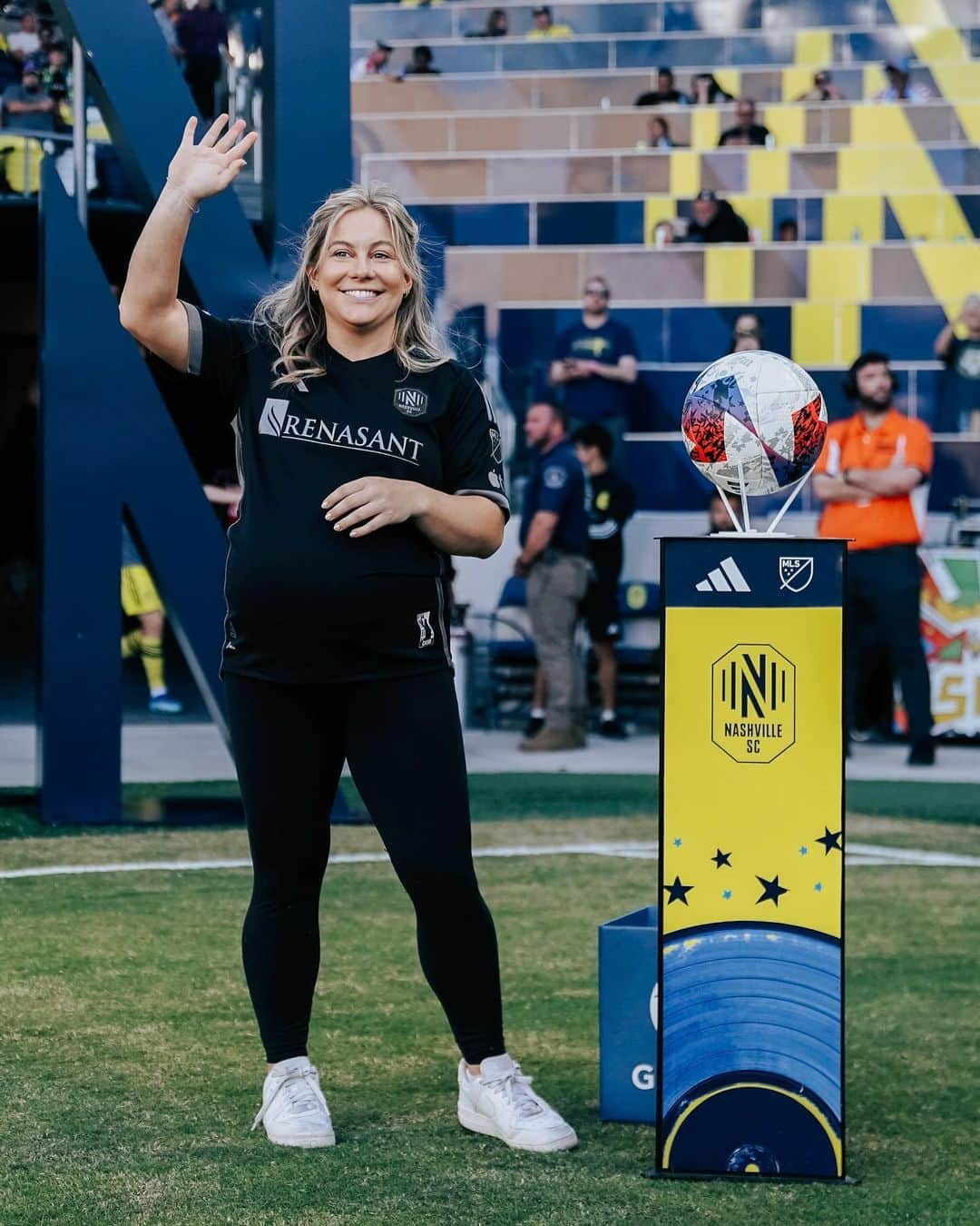 ショーン・ジョンソンのインスタグラム：「We give it a perfect 10 🥇  Shoutout to @shawnjohnson for helping us out with today’s @geodisamericas ball delivery」