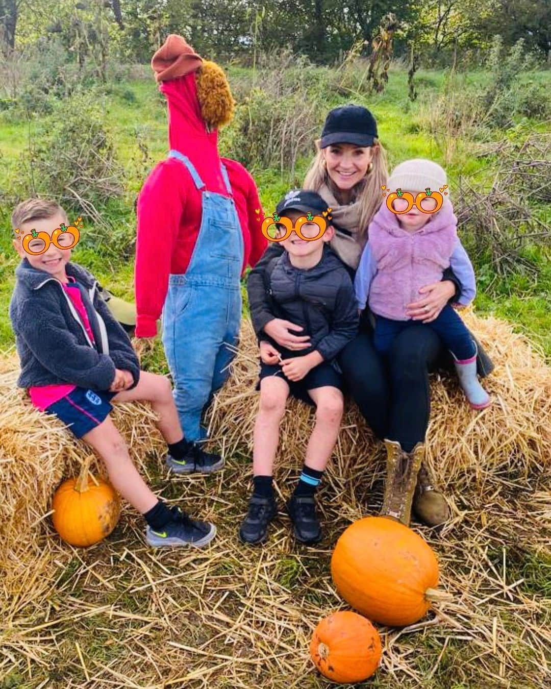 ヘレン・スケルトンのインスタグラム：「Swipe for reassurance. 🥰😂🤯🤪🎃 ps where did the turnips go?  #pumpkin #autumn #halfterm #weekends #freshair」