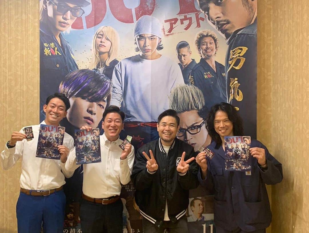 品川祐さんのインスタグラム写真 - (品川祐Instagram)「#OSシネマズ神戸ハーバーランド  で手売会をしていたら 庄司がムビチケを買いに来てくれた。 ネイビーズアフロの分も買ってあげたらしい。 ありがとう😭 品川ヒロシのサインの横に『智春くんへ』と書かせてもらいました。 #映画OUT そのあとは名古屋のホテルでマネージャーの力規王と部屋でピザを食べながらキングオブコント #サルゴリラ おめでとう。」10月22日 8時05分 - shinashina0426