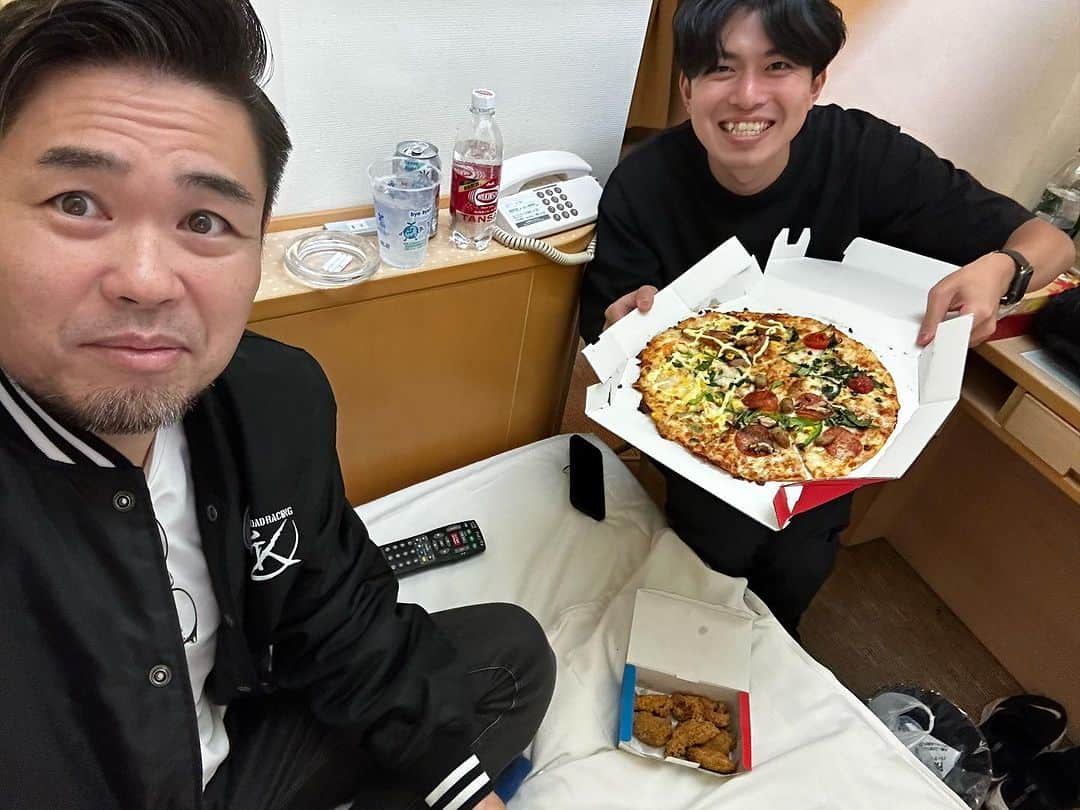 品川祐さんのインスタグラム写真 - (品川祐Instagram)「#OSシネマズ神戸ハーバーランド  で手売会をしていたら 庄司がムビチケを買いに来てくれた。 ネイビーズアフロの分も買ってあげたらしい。 ありがとう😭 品川ヒロシのサインの横に『智春くんへ』と書かせてもらいました。 #映画OUT そのあとは名古屋のホテルでマネージャーの力規王と部屋でピザを食べながらキングオブコント #サルゴリラ おめでとう。」10月22日 8時05分 - shinashina0426