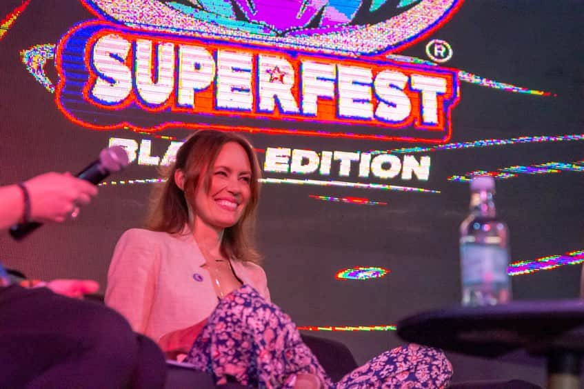 エミリー・スワローのインスタグラム：「🔥EMILY SWALLOW EN SUPERFEST🔥  ¡No hay manera de describir la magia que hemos experimentado en #SUPERFEST durante estos tres días épicos junto a la deslumbrante @bigeswallz ! Su carisma deslumbrante ha hecho que nuestra convención brille con momentos inolvidables, entrevistas fascinantes y encuentros inesperados. ¡Gracias, @bigeswallz , por encender nuestra pasión en estos días mágicos! 🌟🖤  #superfestchile #superfestblackedition #cómics #santiagodechile #entretenimiento #cosplayers  #películas #seriestv #starwars #cosplay #mexico #radiofuturo #ticketmaster #emilyswallow #michaelcudlitz #lochlynmunro #thewalkingdead #themandalorian #scarymovie」