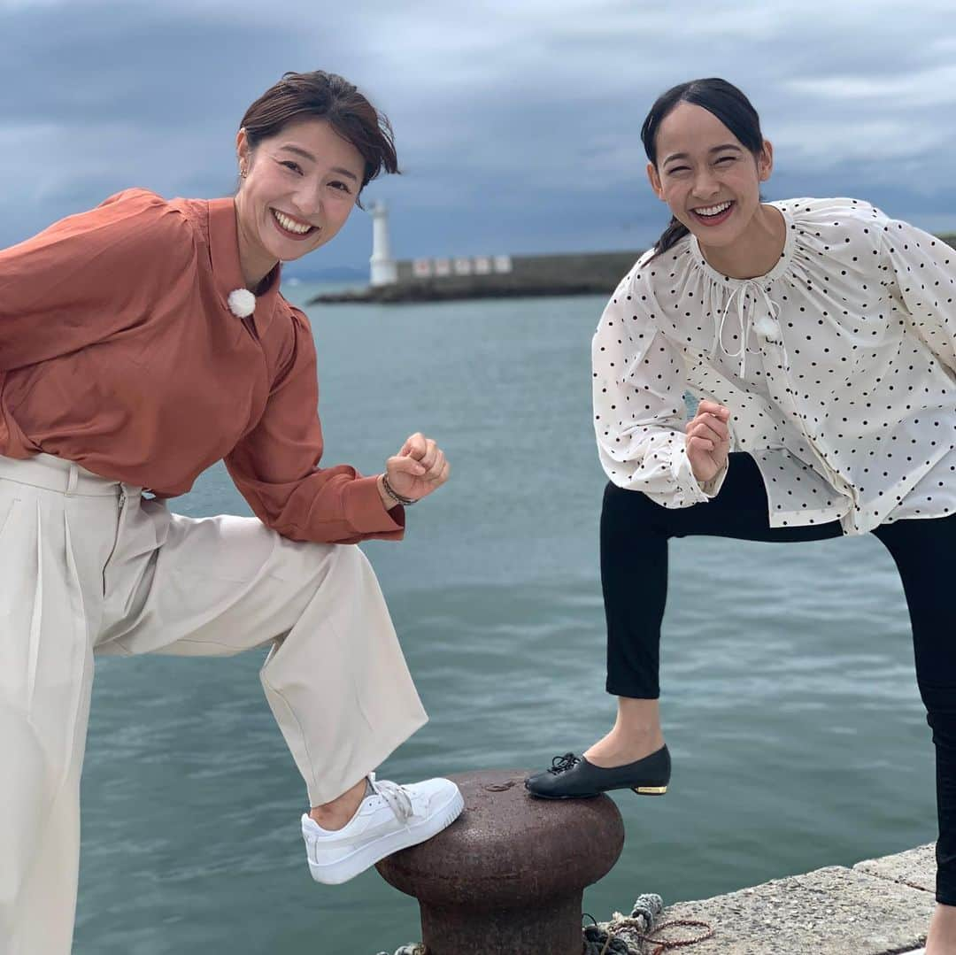 浦口史帆さんのインスタグラム写真 - (浦口史帆Instagram)「秋の市場めぐり🐟🐡🦐🤍 うらちょ(@chiyo_kokusho )コンビで、久しぶりにロケでした〜！ よく食べよく笑い楽しかった〜🤣！！💓 旬のお魚がどれも美味しくて幸せでした😭👏💓 お店の皆さん＆漁港・市場の皆さん、 ありがとうございました🌼  黄昏風だけれど何かが違う気がする１枚目と、 去年名古屋の街をロゲイニングした時の懐かしい写真も🏃‍♀️🏃‍♀️  #ふぐ #てっさ #豊浜魚ひろば #答志島トロさわら #魚魚味 #伊勢えび #ザ朝市伊勢志摩中央市場」10月22日 8時08分 - uraguchi_shiho