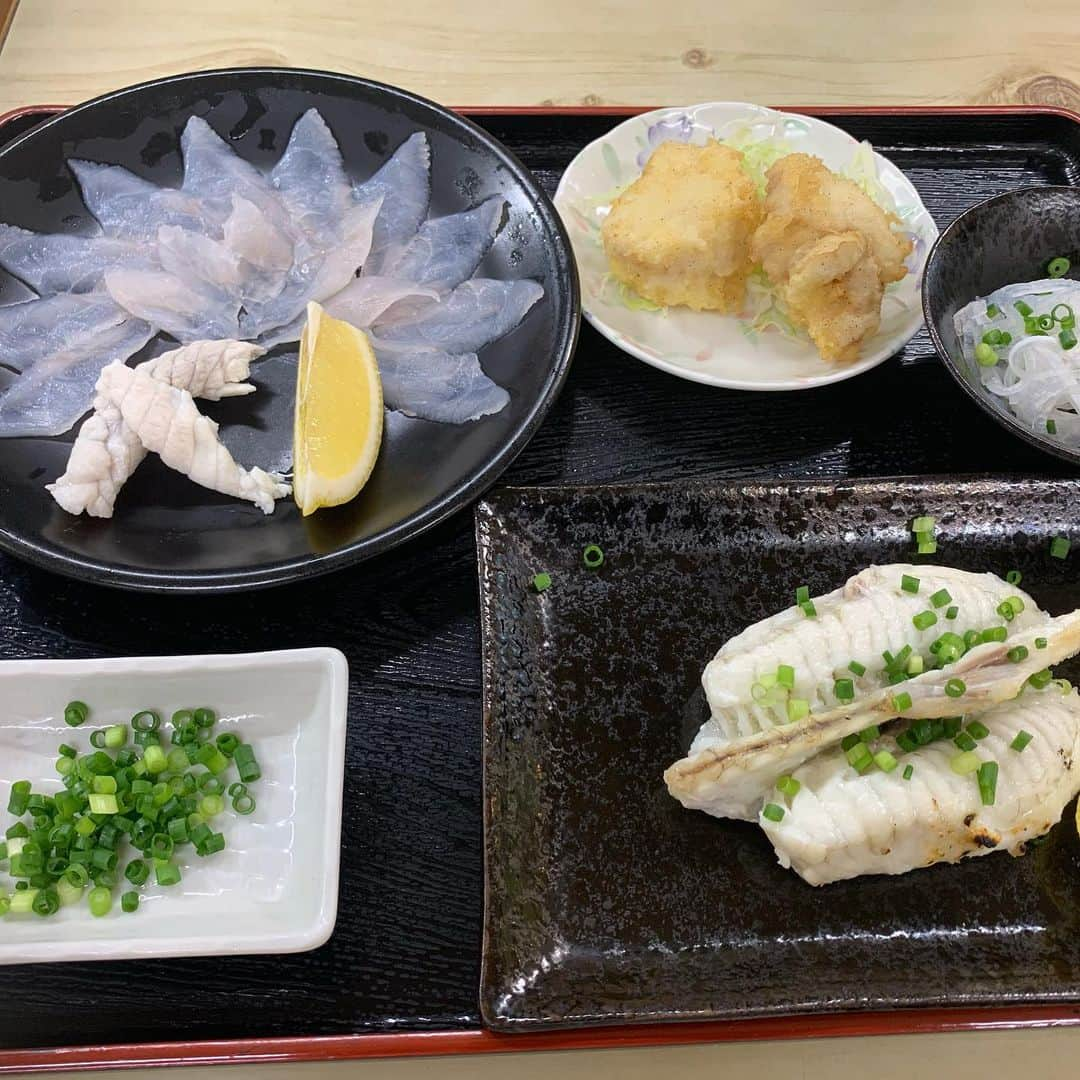 浦口史帆さんのインスタグラム写真 - (浦口史帆Instagram)「秋の市場めぐり🐟🐡🦐🤍 うらちょ(@chiyo_kokusho )コンビで、久しぶりにロケでした〜！ よく食べよく笑い楽しかった〜🤣！！💓 旬のお魚がどれも美味しくて幸せでした😭👏💓 お店の皆さん＆漁港・市場の皆さん、 ありがとうございました🌼  黄昏風だけれど何かが違う気がする１枚目と、 去年名古屋の街をロゲイニングした時の懐かしい写真も🏃‍♀️🏃‍♀️  #ふぐ #てっさ #豊浜魚ひろば #答志島トロさわら #魚魚味 #伊勢えび #ザ朝市伊勢志摩中央市場」10月22日 8時08分 - uraguchi_shiho