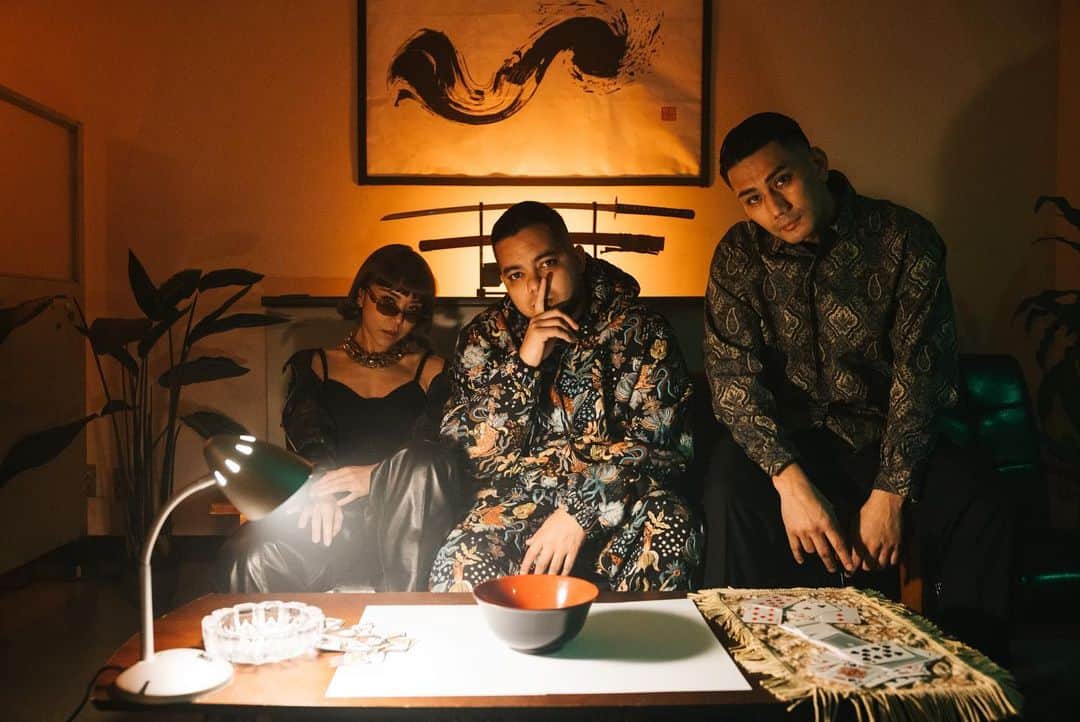 AKLOのインスタグラム：「メキシコのラッパーSanta RM との曲　Santa RM - Conexión feat. AKLO がリリースされて、多くのコメントありがたいです、メキシコのプレイリストやラテン音楽系のプレイリストにも入り初めてるので、こっからさらに広まるといいなと思ってます🇲🇽🙌🇯🇵 MVも出たので是非チェックよろしく！！  今回のMV 監督は @kenji.87  エフェクトは @thesatttrm  カメオ出演してくれた @djsarasa  写真は @_24young_」