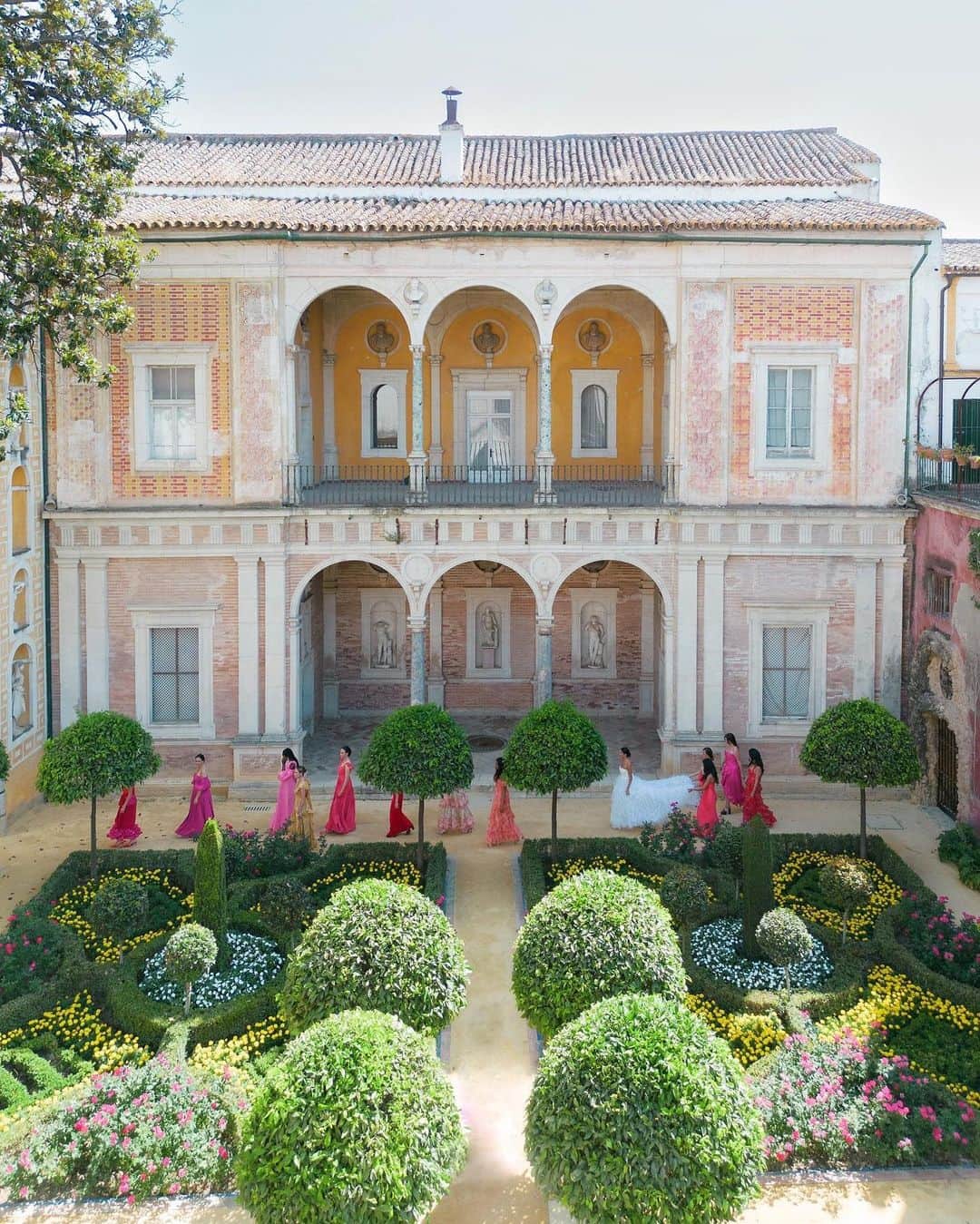 Vogueさんのインスタグラム写真 - (VogueInstagram)「Newlyweds Alexandra Dorda and Stefan Marcu wanted to create an event that guests would remember— so the two threw a four-day wedding in Seville, Spain. They wed at @casadepilatos, a 16th-century Andalusian palace. "I have always found courtyards enchanting, so I knew I wanted to hold my wedding in a series of courtyards. When we began searching for locations, one of our planners, Luis Otoya, described the aesthetic we were going for as 'crumbly' since we didn't want the venue to look too perfect," Alexandra says.   Tap the link in our bio to go inside the couple's dream wedding. Photos: @corbingurkin」10月22日 8時13分 - voguemagazine