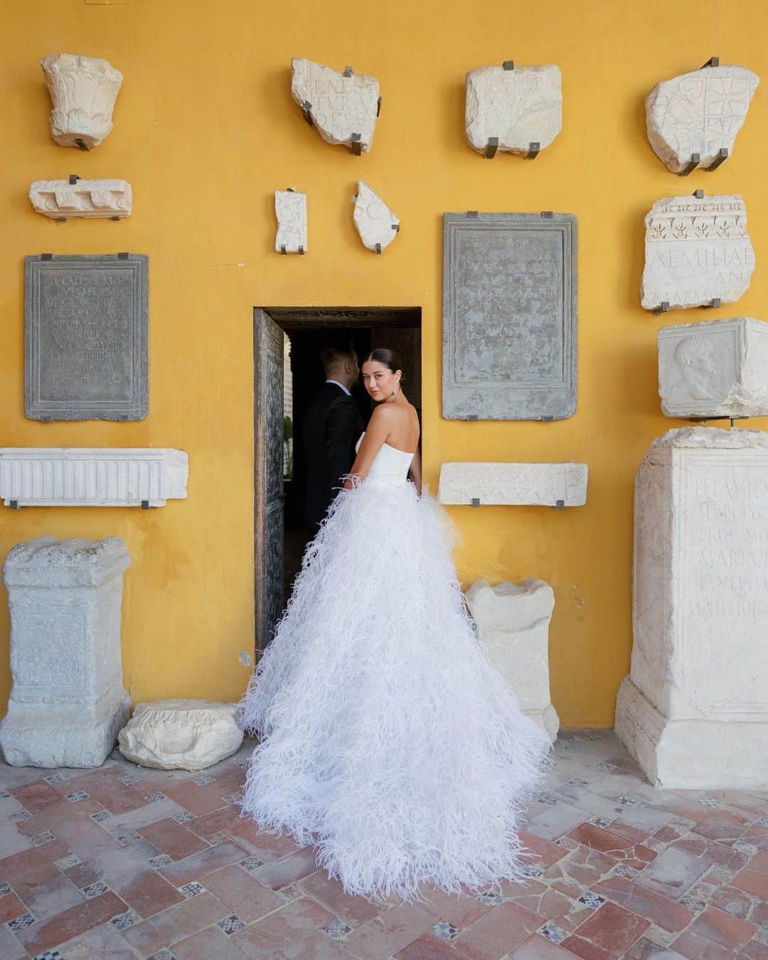 のインスタグラム：「Newlyweds Alexandra Dorda and Stefan Marcu wanted to create an event that guests would remember— so the two threw a four-day wedding in Seville, Spain. They wed at @casadepilatos, a 16th-century Andalusian palace. "I have always found courtyards enchanting, so I knew I wanted to hold my wedding in a series of courtyards. When we began searching for locations, one of our planners, Luis Otoya, described the aesthetic we were going for as 'crumbly' since we didn't want the venue to look too perfect," Alexandra says.   Tap the link in our bio to go inside the couple's dream wedding. Photos: @corbingurkin」