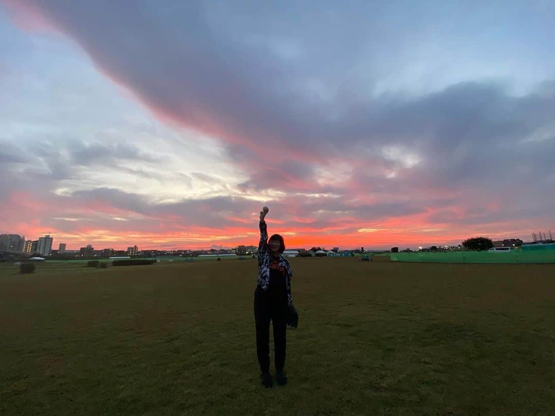 川村エミコさんのインスタグラム写真 - (川村エミコInstagram)「赤すぎない？？？  #秋 #夕陽 #綺麗  初めてキャッチボール⚾️ 怖くて楽しかったー😊💦 暗くなったら終わり🔚  ボールが相手に届くと嬉しいし、飛んできたボールをキャッチ出来ても嬉しい😊⚾️  取れなくても楽しかったw」10月22日 8時20分 - kawamura_emiko