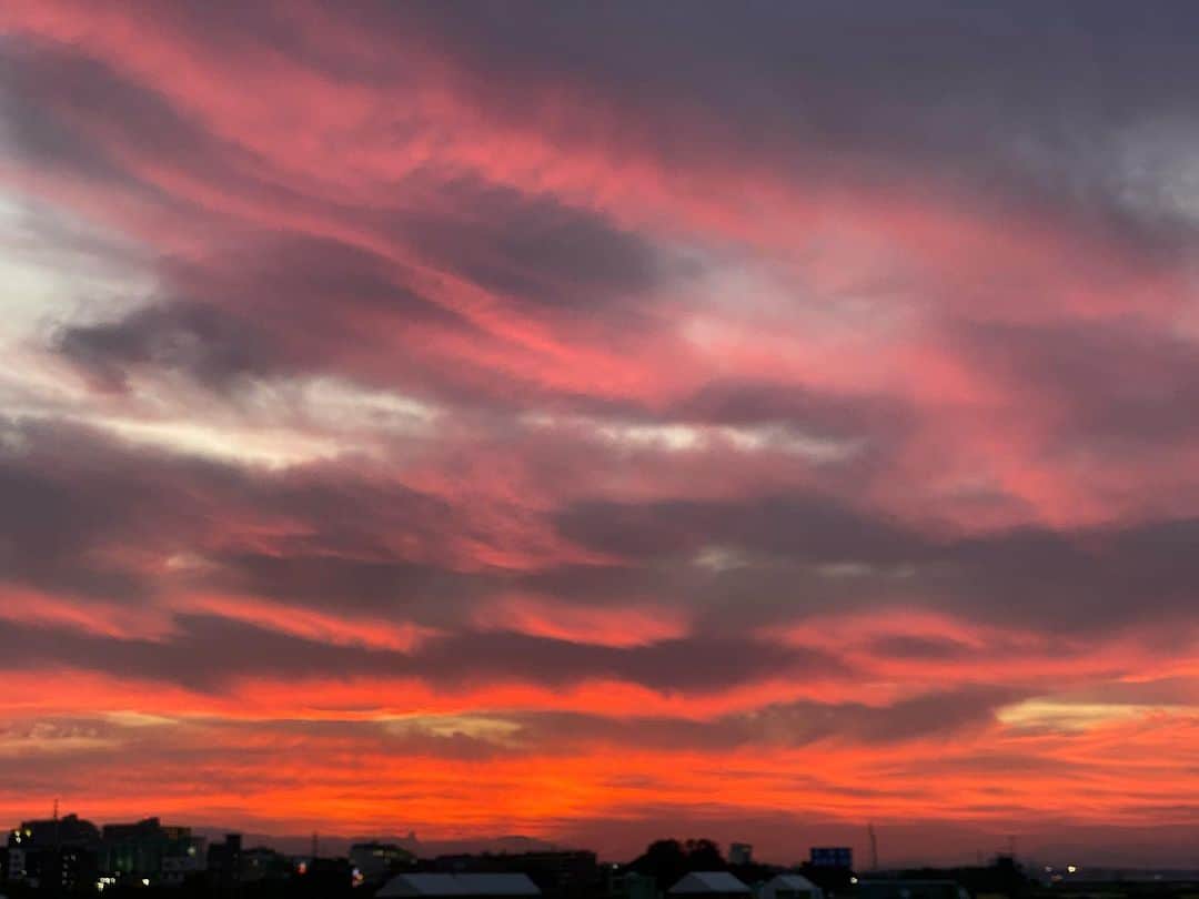 のインスタグラム：「赤すぎない？？？  #秋 #夕陽 #綺麗  初めてキャッチボール⚾️ 怖くて楽しかったー😊💦 暗くなったら終わり🔚  ボールが相手に届くと嬉しいし、飛んできたボールをキャッチ出来ても嬉しい😊⚾️  取れなくても楽しかったw」
